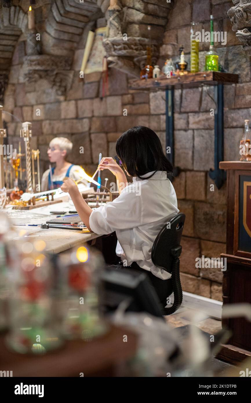 Photo verticale d'une femme qui fait du verre dans le château de Disney à Paris, France Banque D'Images