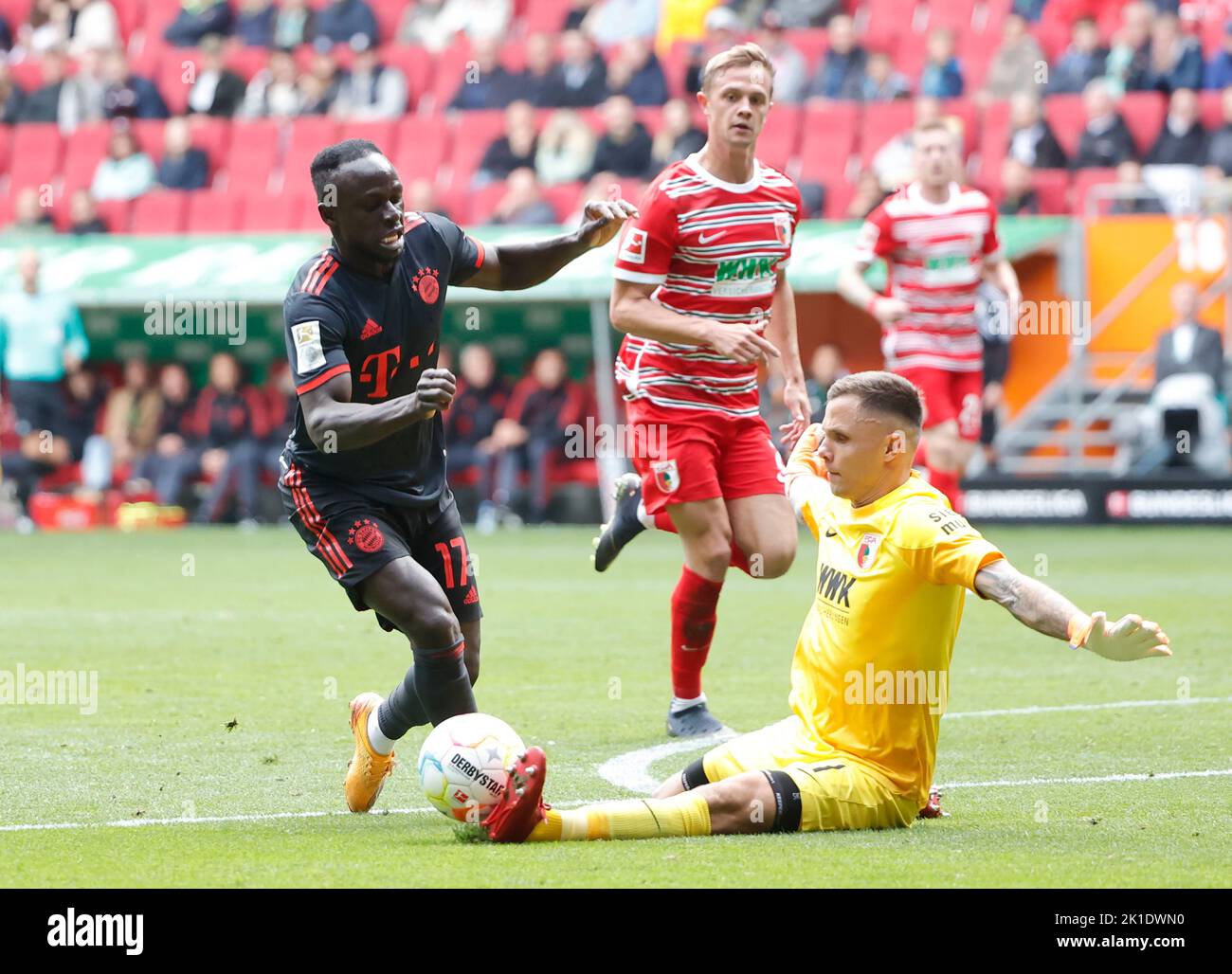 Augsbourg. 17th septembre 2022. Sadio Mane (L) du Bayern Munich vies avec Rafal Gikiewicz (R), gardien de but d'Augsbourg, lors du match de football allemand de la première division Bundesliga entre le FC Augsburg et le Bayern Munich à Augsburg, Allemagne, 17 septembre 2022. Credit: Philippe Ruiz/Xinhua/Alay Live News Banque D'Images