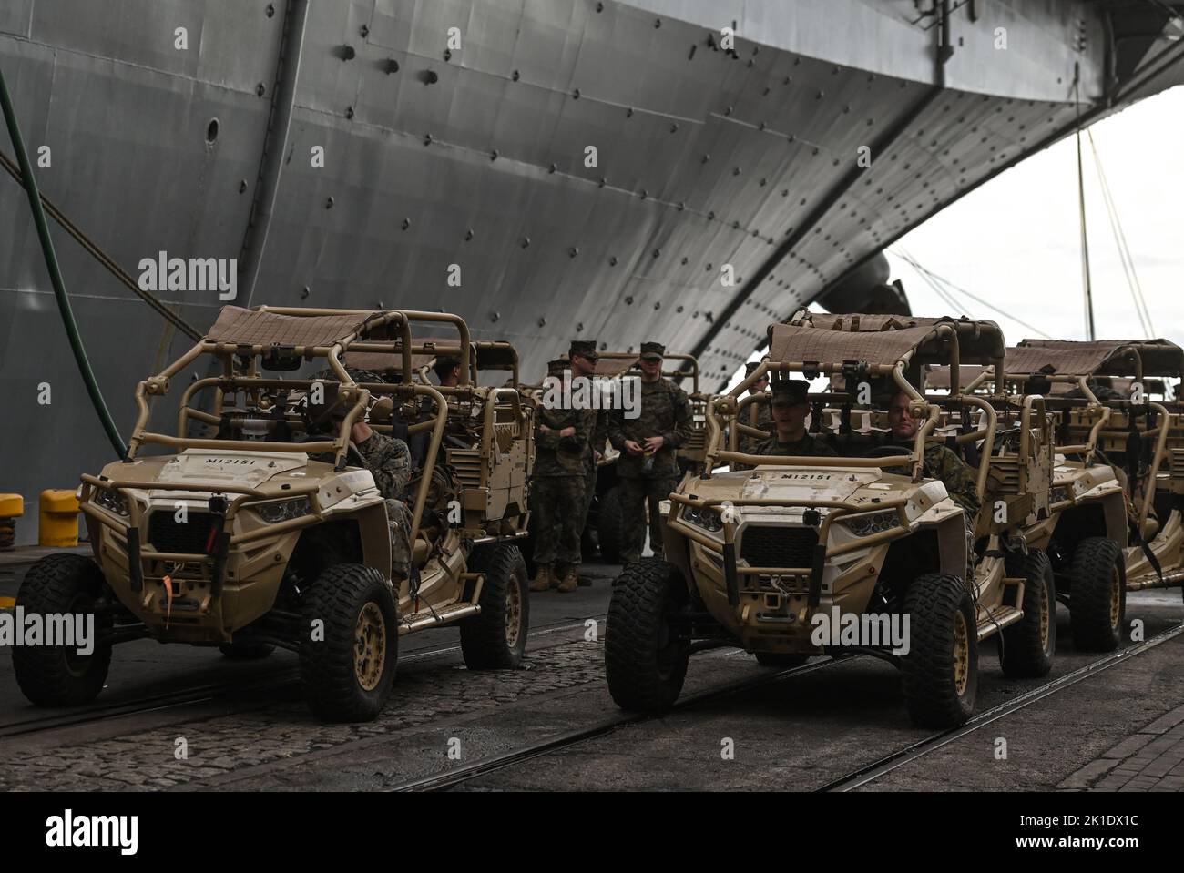 GDYNIA, Pologne. 17th septembre 2022. Marines et marins assis dans leurs UTV (véhicules utilitaires) vus attendant de monter à bord de l'USS Kearsarge (LHD-3) amarré dans le port de Gdynia. L'USS Kearsage, un embarcation de guêpe de la marine américaine, visite le port de Gdynia pour souligner l'engagement de la marine américaine et du corps des Marines américains dans la mer Baltique et pour renforcer les relations entre les États-Unis et la Pologne, un allié clé de l'OTAN. Crédit : ASWphoto/Alamy Live News Banque D'Images
