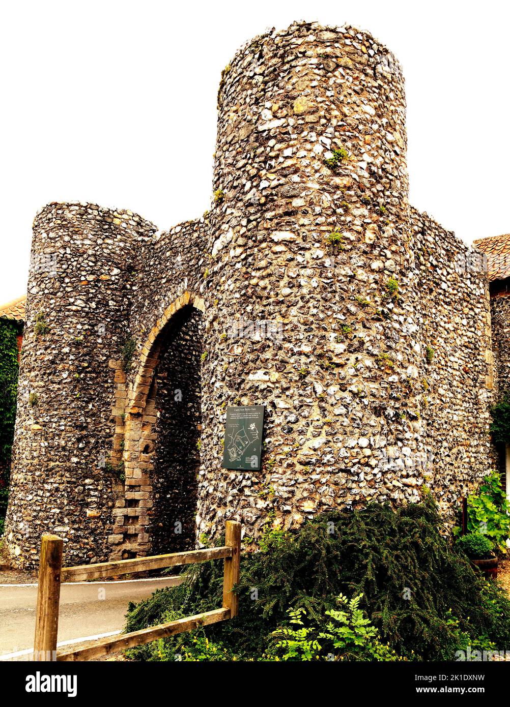 Bailey Gate, Castle Acre, Norman North Gate c. 1200, Norfolk, Angleterre, Royaume-Uni Banque D'Images