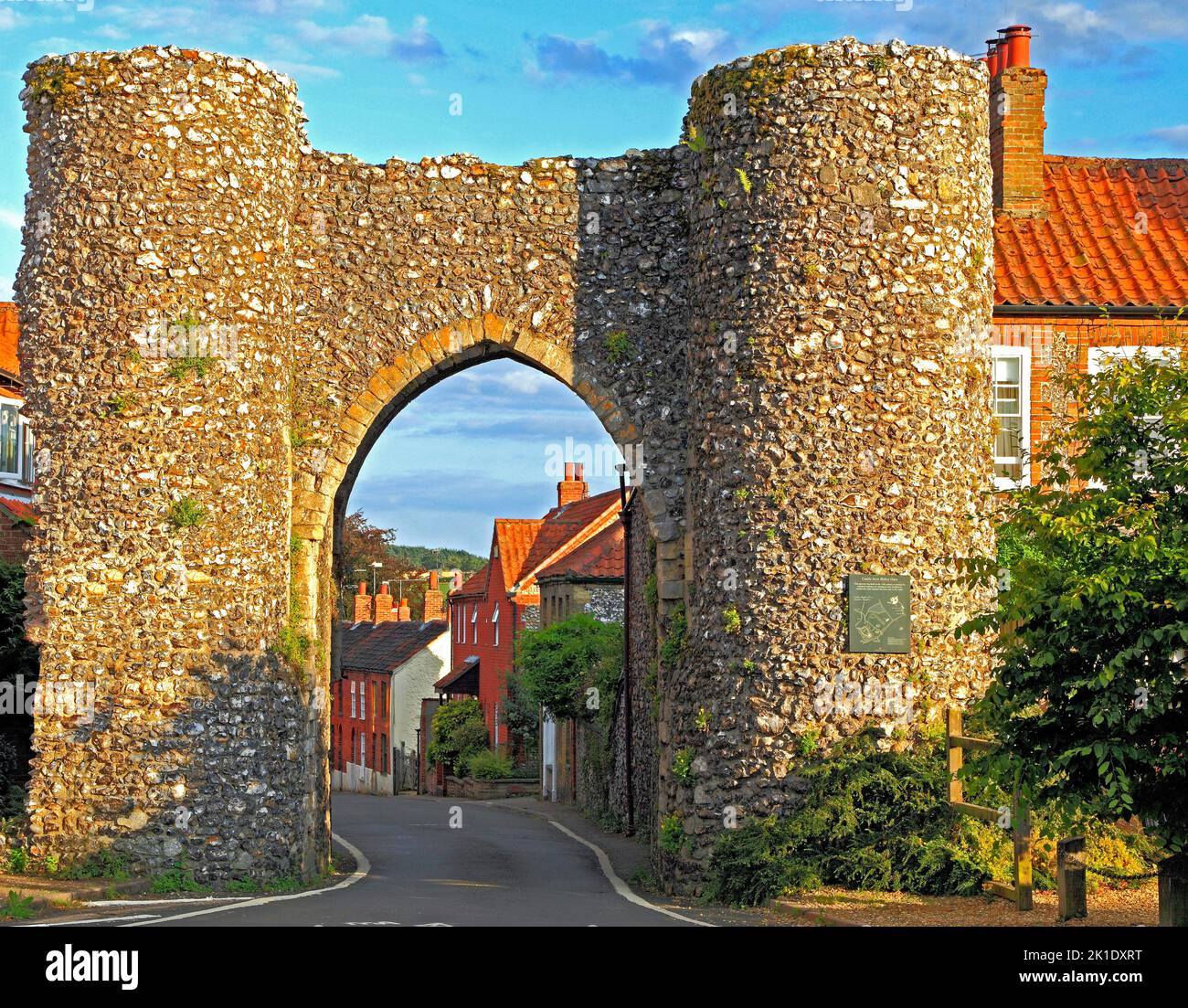 Château d'Acre, porte médiévale de Bailey, et Bailey Street, Norfolk, Angleterre, ROYAUME-UNI Banque D'Images