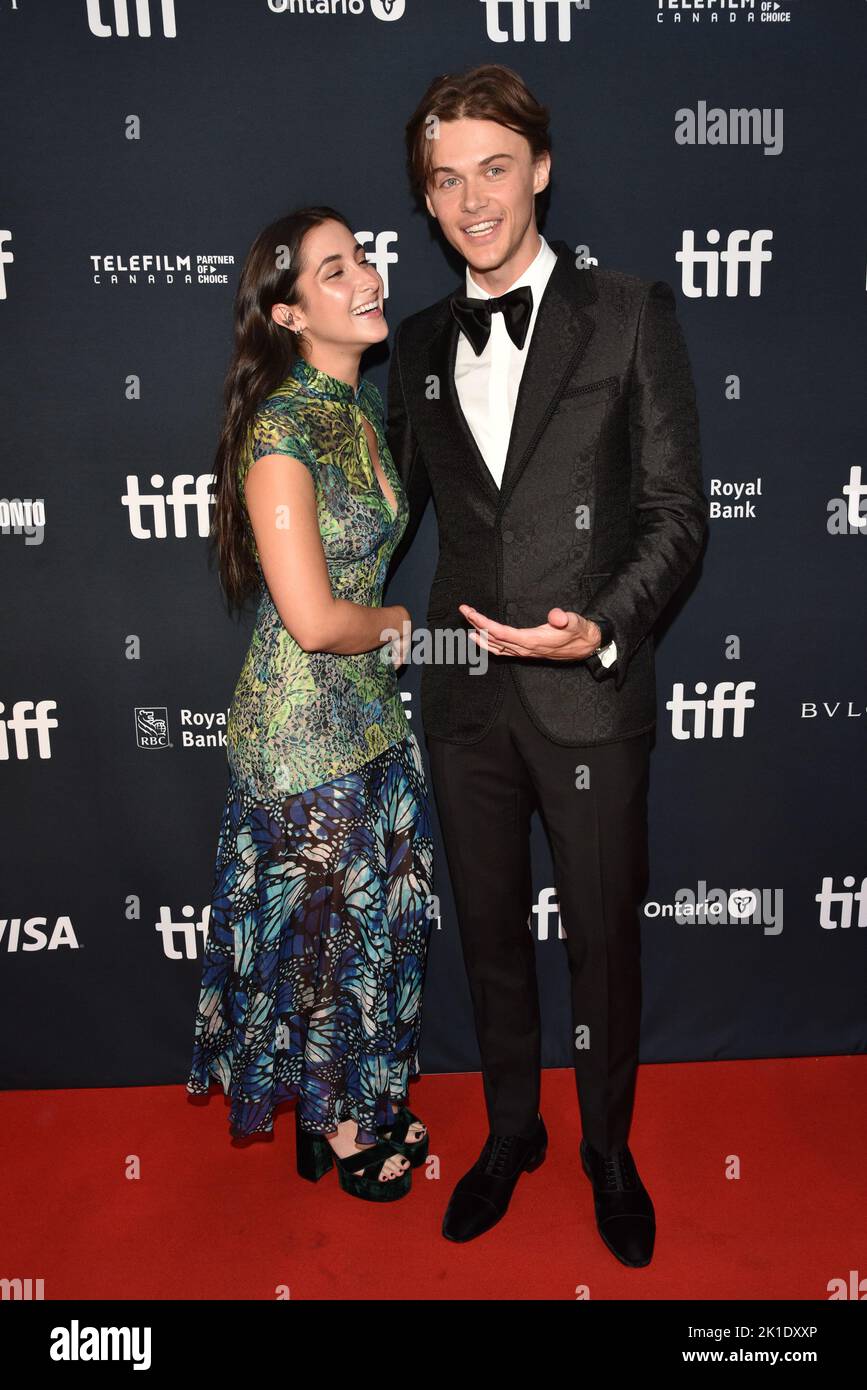 Isabel Machado et Christopher Briney arrivent à la première de Dalíland