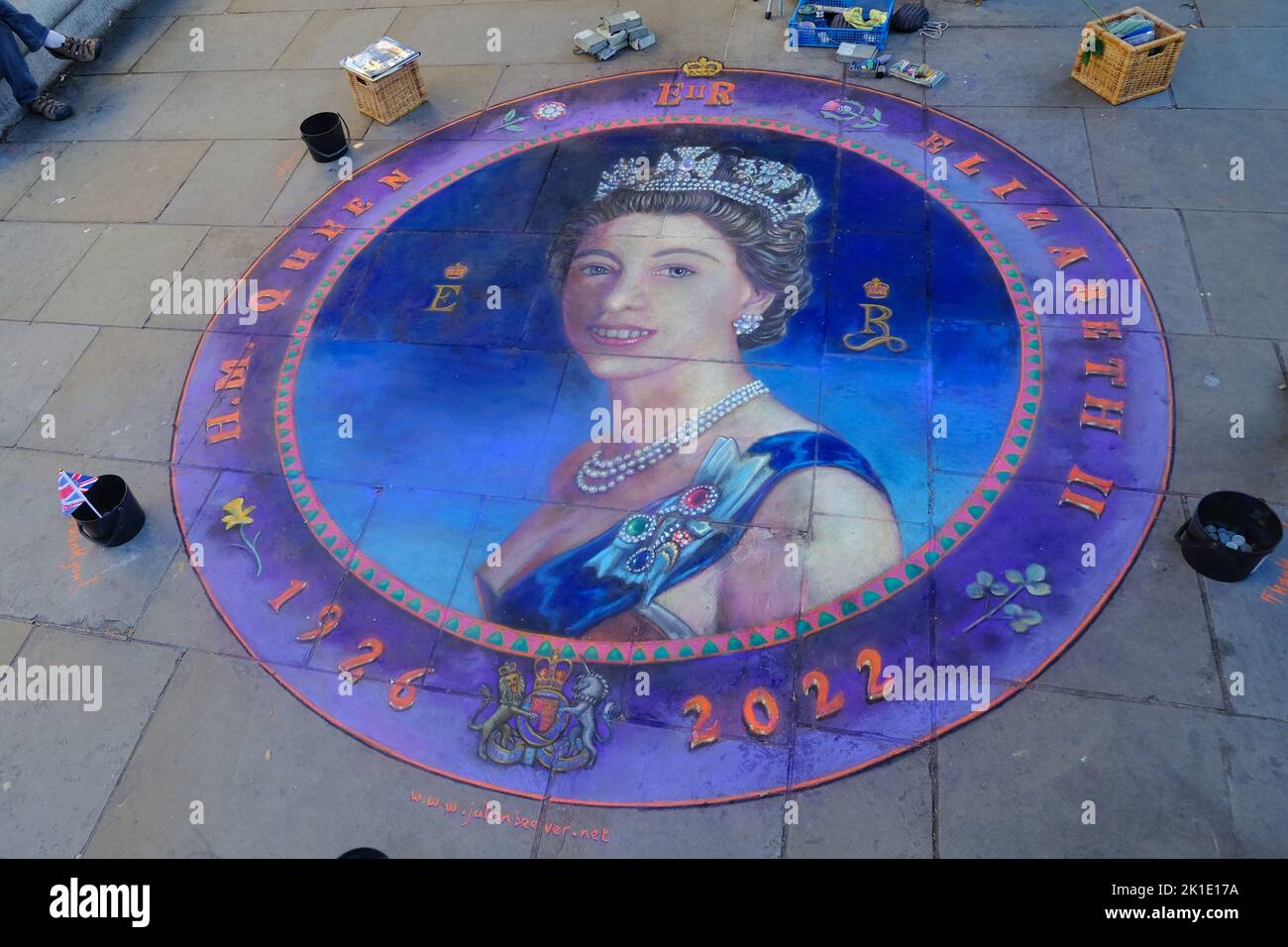 Londres, Royaume-Uni. 17th septembre 2022. Les artistes du pavé créent des œuvres d'art pastel en hommage à sa Majesté la Reine dans le West End. Crédit : onzième heure Photographie/Alamy Live News Banque D'Images