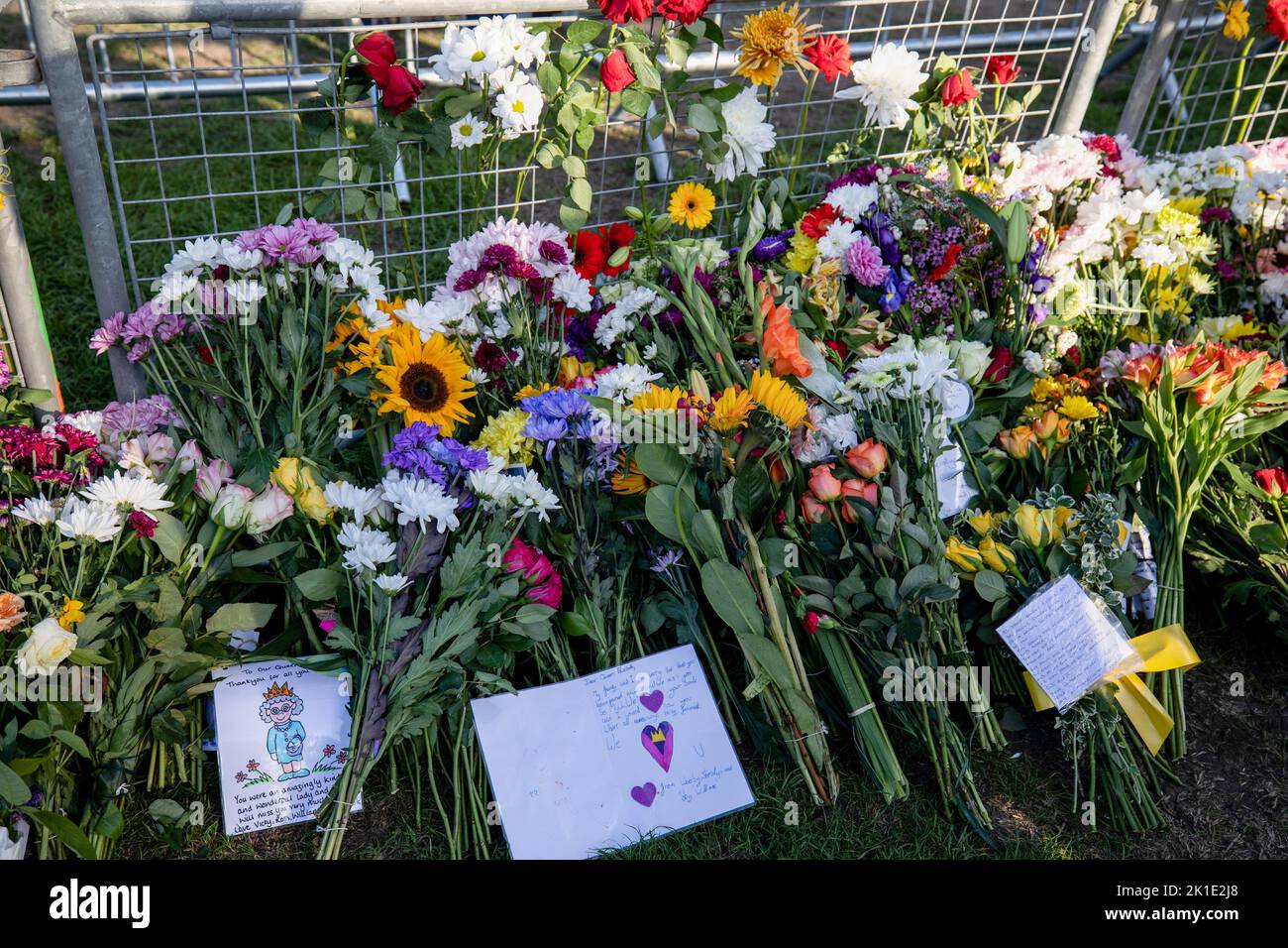 Windsor, Royaume-Uni. 17th septembre 2022. Dessins d'enfants vus dans la zone des hommages floraux à l'extérieur du château de Windsor. Des foules de touristes et de bien-être du monde entier continuent de venir au château de Windsor pour rendre hommage à la reine Elizabeth II, décédée le 8th septembre 2022. Crédit : SOPA Images Limited/Alamy Live News Banque D'Images