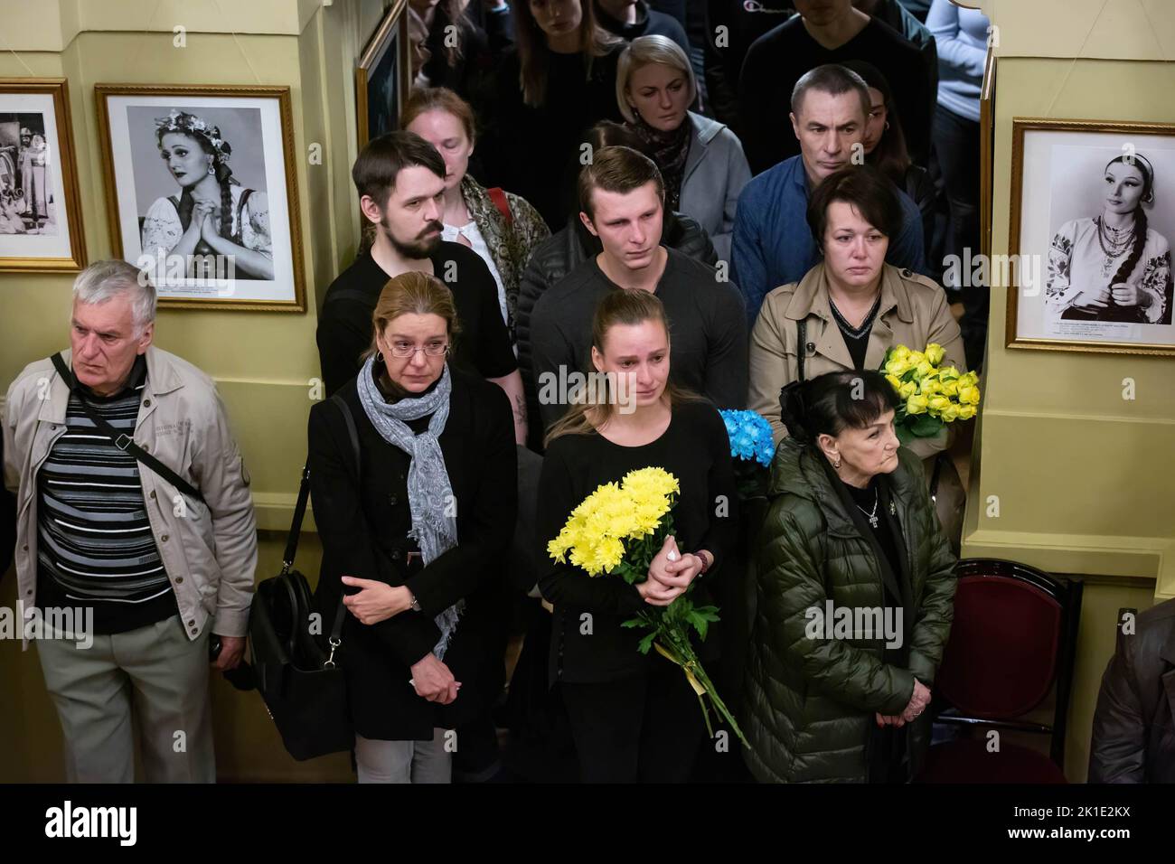 Kiev, Ukraine. 17th septembre 2022. Les gens assistent à une cérémonie funéraire pour un soldat volontaire ukrainien et célèbre danseur de ballet Oleksandr Shapoval, qui a récemment été tué dans un combat contre les troupes russes dans la région de Donetsk, à l'Opéra de Kiev. (Photo par Oleksii Chumachenko/SOPA image/Sipa USA) crédit: SIPA USA/Alay Live News Banque D'Images