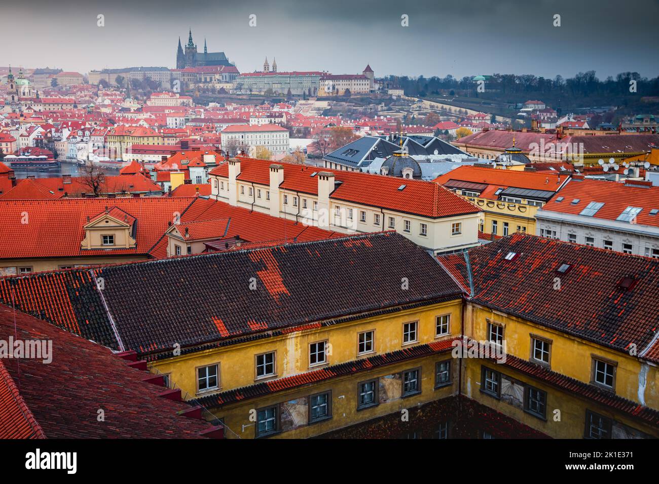 Au-dessus des tours et des dômes médiévaux de la vieille ville de Prague le soir, en tchèque Banque D'Images