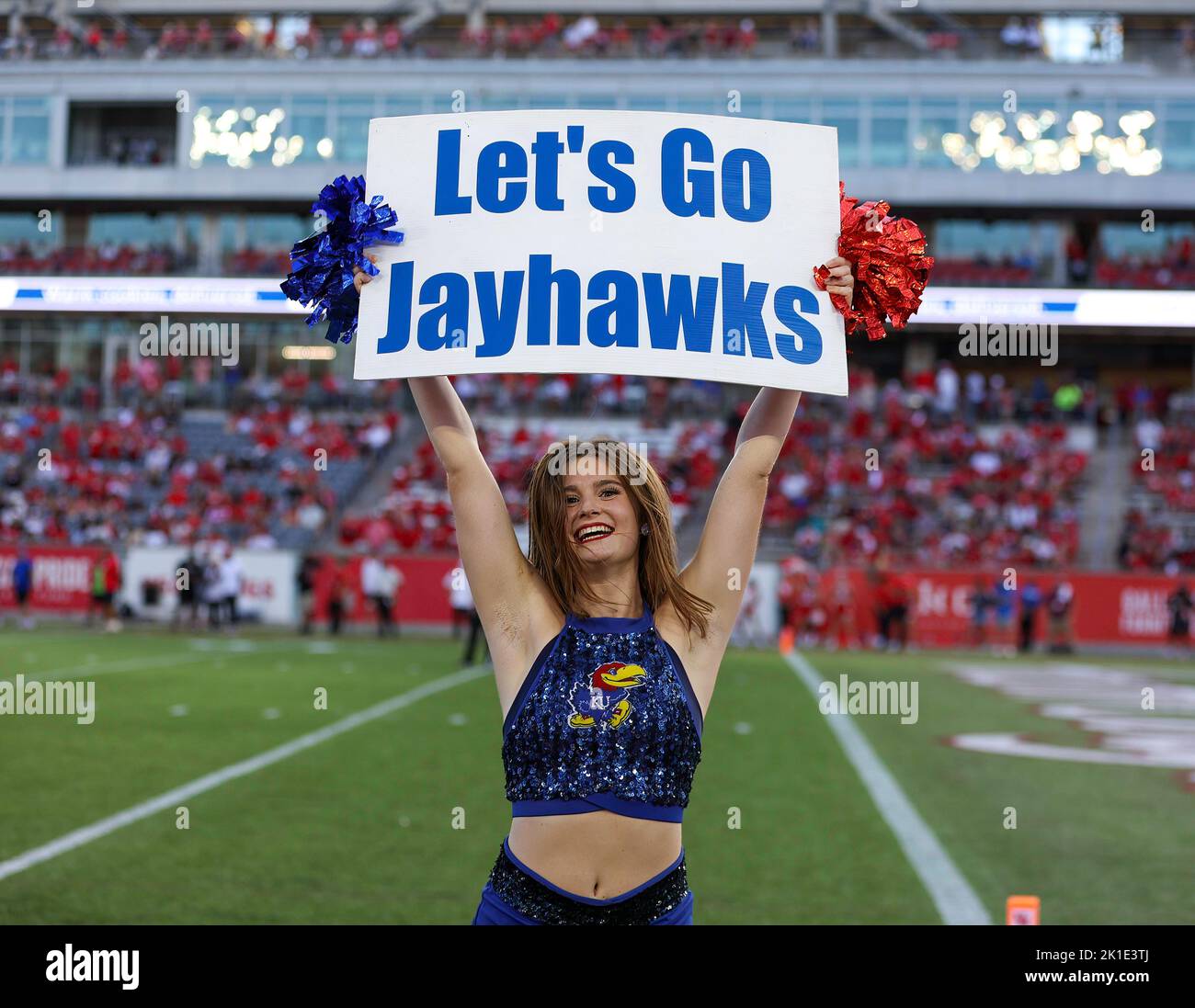 17 septembre 2022: Un cheerleader des Jayhawks du Kansas lors d'un match de football universitaire de la NCAA entre Houston et le Kansas le samedi 17 septembre 2022 à Houston. Les Jayhawks ont gagné 48-30. (Image de crédit : © Scott Coleman/ZUMA Press Wire) Banque D'Images