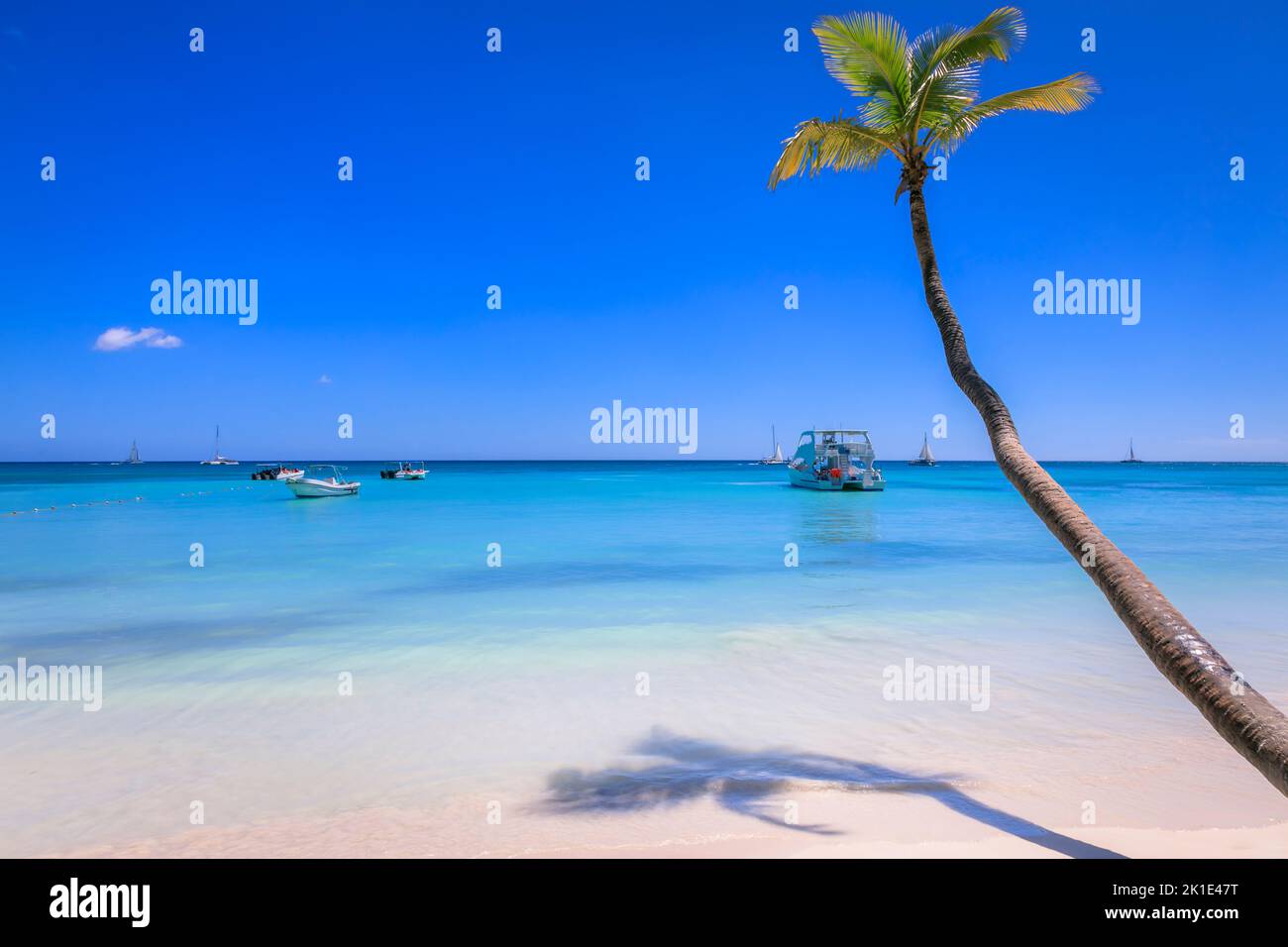 Plage tropicale idyllique des caraïbes avec voiliers, Punta Cana, République Dominicaine Banque D'Images