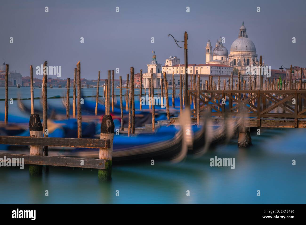 Grand Canal à l'aube paisible et spectaculaire et gondoles, Venise, Italie Banque D'Images