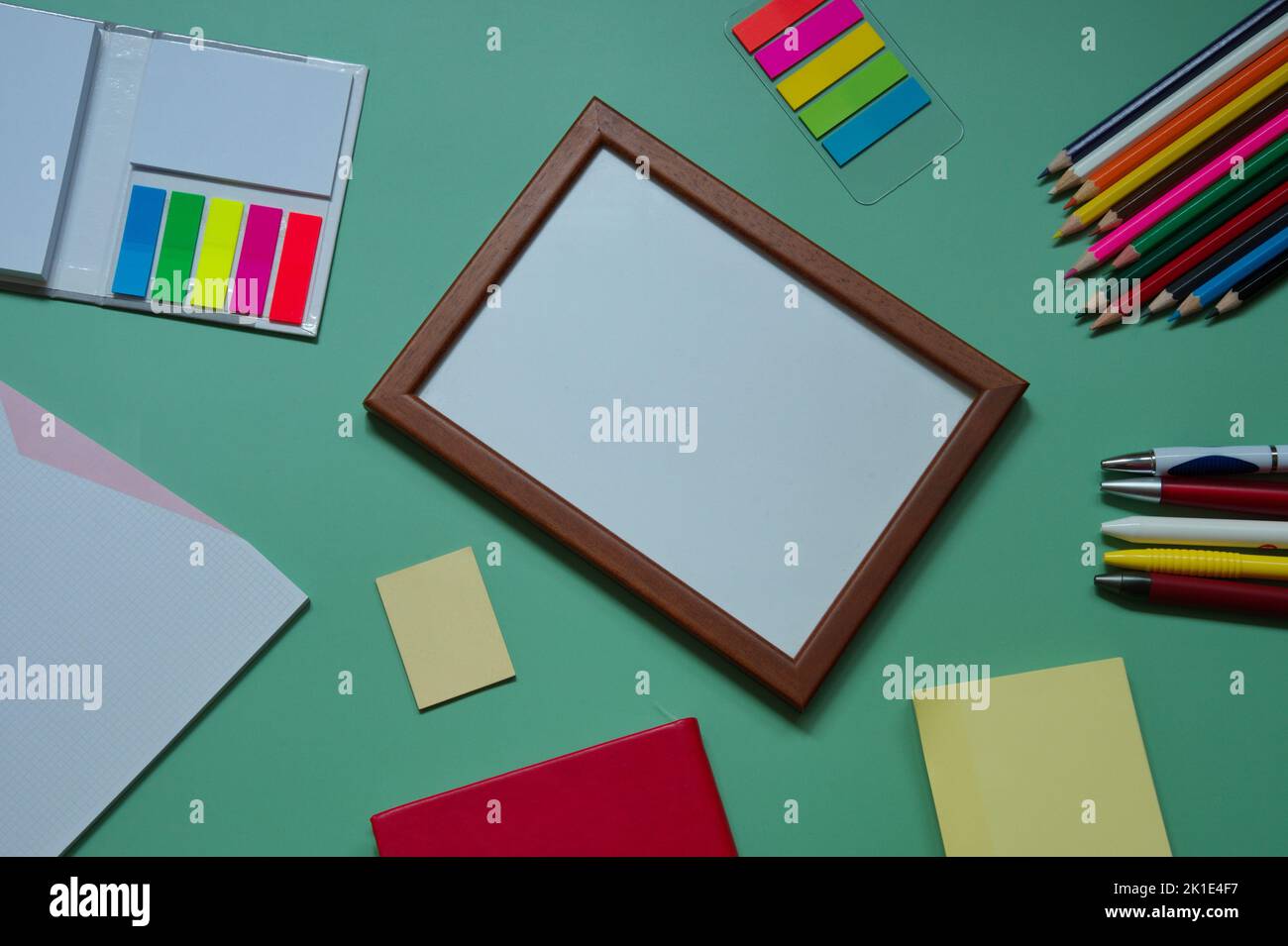Fournitures scolaires papeterie sur fond vert - concept de retour à l'école Banque D'Images