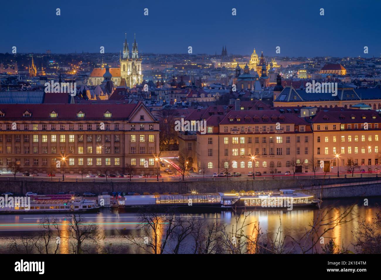Au-dessus de la vieille ville de Prague et de la rivière Vltava à l'aube, République tchèque Banque D'Images