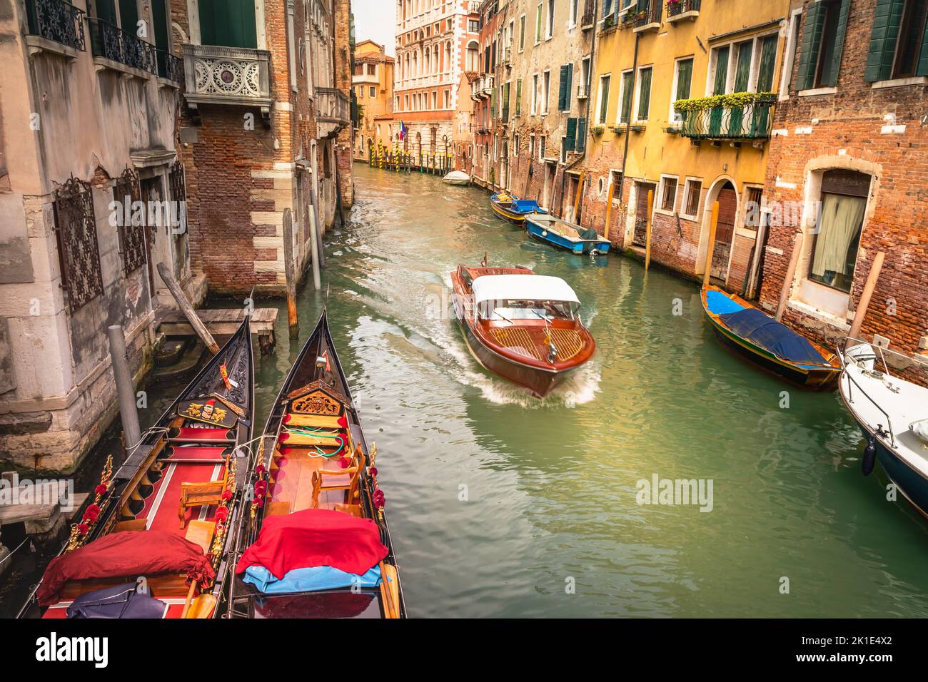Paisible canal scénaraire dans la romantique Venise au printemps, Italie Banque D'Images