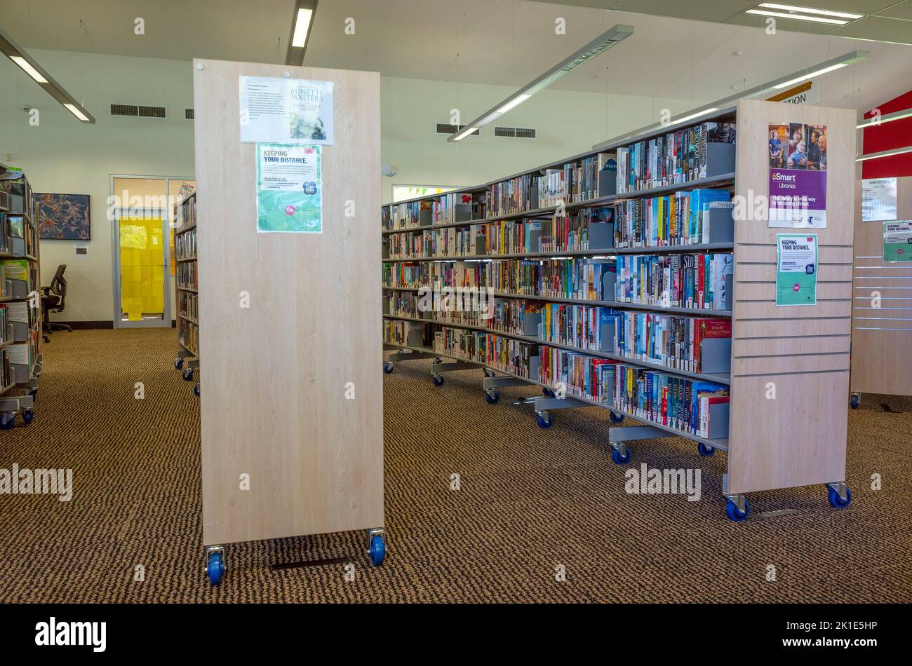 Livres sur les étagères du centre d'apprentissage et de la bibliothèque Glen Innes Banque D'Images