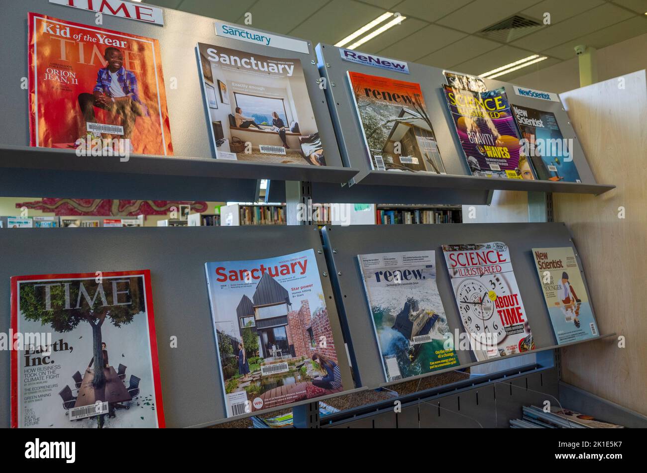 Livres sur les étagères du centre d'apprentissage et de la bibliothèque Glen Innes Banque D'Images