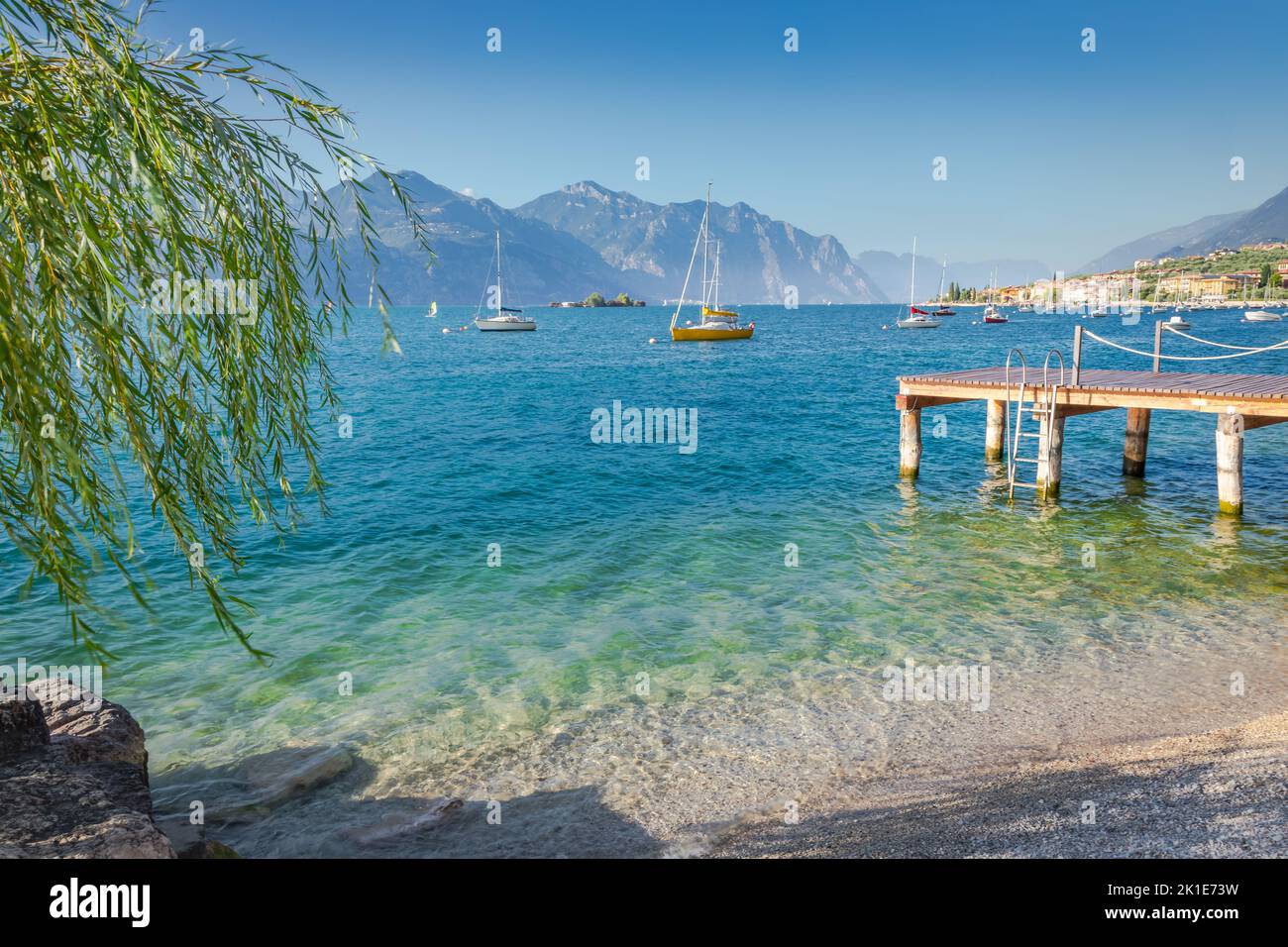 Idyllique lac de Garde côte à Malcesine avec voiliers, nord de l'Italie Banque D'Images