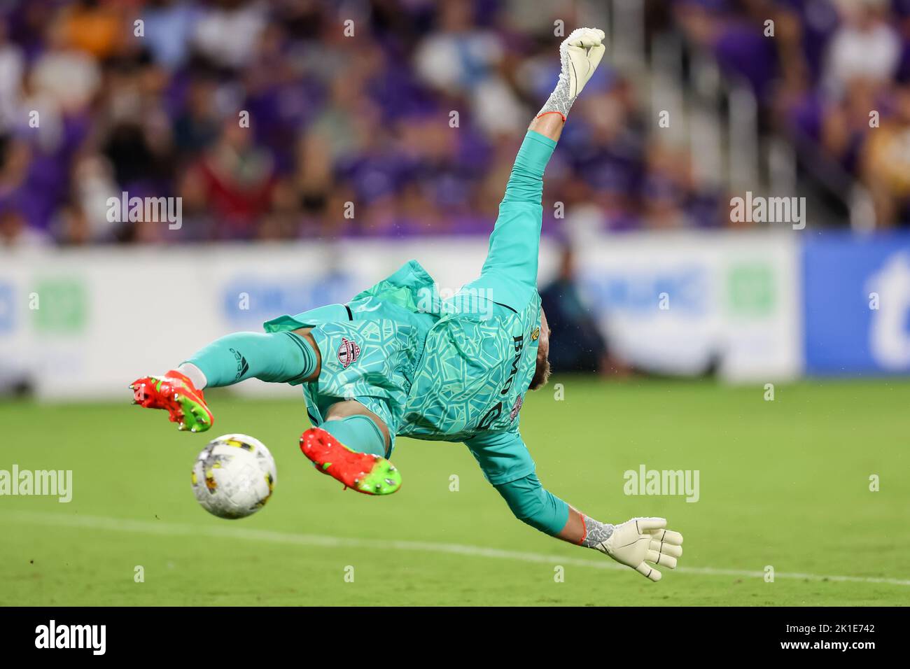 17 septembre 2022 : le gardien de but DU FC Toronto, QUENTIN WESTBERG (16), manque un pâté de maisons pendant le match de football du SC de la ville d'Orlando contre le FC de Toronto au stade Exploria à Orlando, en Floride, sur 17 septembre 2022. (Image de crédit : © Cory Knowlton/ZUMA Press Wire) Banque D'Images