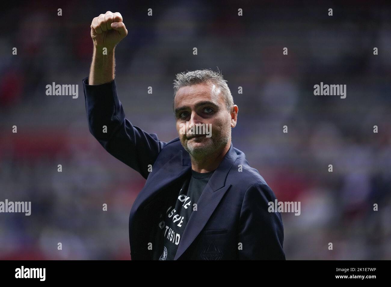 17 septembre 2022, VANCOUVER, C.-B., CANADA: L'entraîneur-chef de Vancouver Whitecaps Vanni Sartini élève son poing aux supporters alors qu'il marche sur le terrain avant un match de soccer de la MLS contre les Sounders de Seattle à Vancouver, samedi, 17 septembre 2022. (Image du crédit : © Darryl Dyck/la presse canadienne via ZUMA Press) Banque D'Images