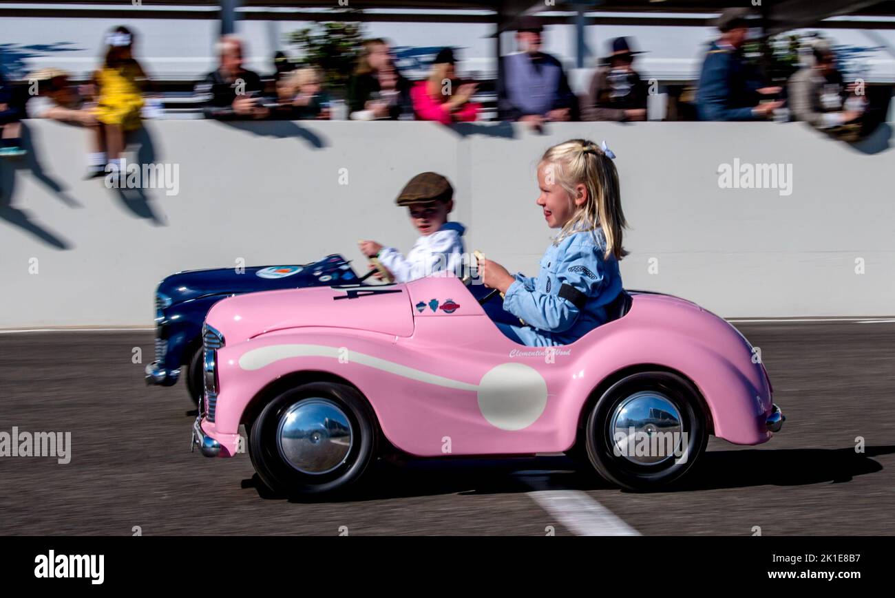 La Settrington Cup célèbre son anniversaire de 10th au Goodwood Revival Festival, où les jeunes pilotes ont une voiture à pédale Austin J40 unique pour courir le long de la ligne droite au circuit de Goodwood, Goodwood, Royaume-Uni, le 17 septembre 2022. Photo de Phil Hutchinson. Utilisation éditoriale uniquement, licence requise pour une utilisation commerciale. Aucune utilisation dans les Paris, les jeux ou les publications d'un seul club/ligue/joueur. Crédit : UK Sports pics Ltd/Alay Live News Banque D'Images