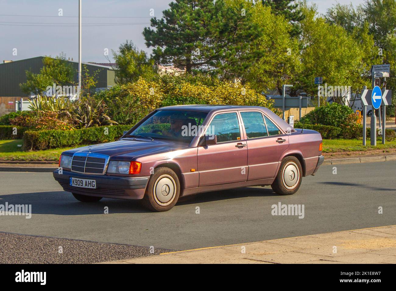 Mercedes BENZ 190D 2,5 2497cc Diesel 1993 90s années quatre-vingt dix, manuelle à 5 vitesses, se rendant à l'événement Classic et speed à Southport, Royaume-Uni Banque D'Images