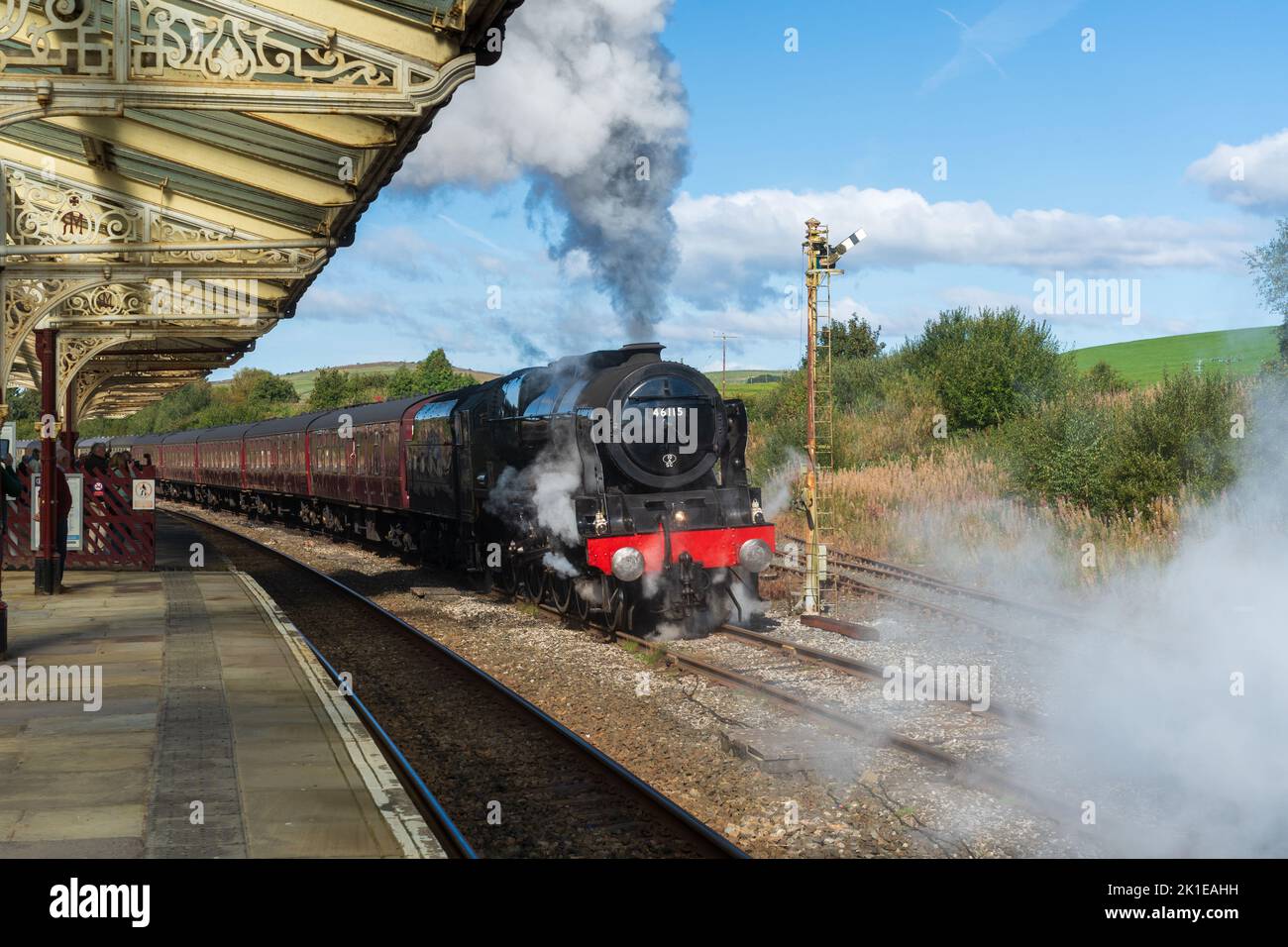 Le LMS Royal Scot classe 46115 Scots Guardsman à la station Hellifield, Yorkshire Banque D'Images