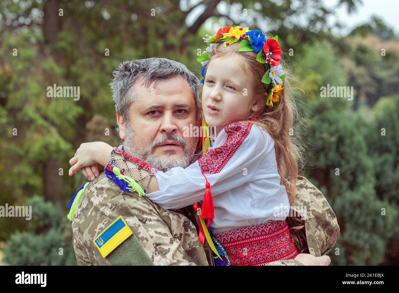 Portrait d'un soldat ukrainien avec sa petite fille. Réunion attendue depuis longtemps. Banque D'Images