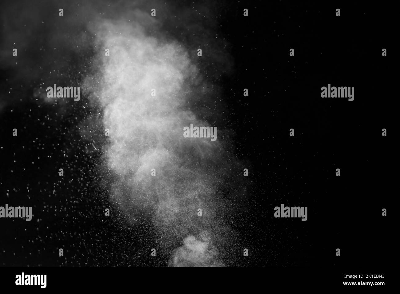 Vapeur blanche bouclés qui s'élève et projection d'eau dans différentes directions isolée sur fond noir. Évaporation du liquide et du condensateur Banque D'Images