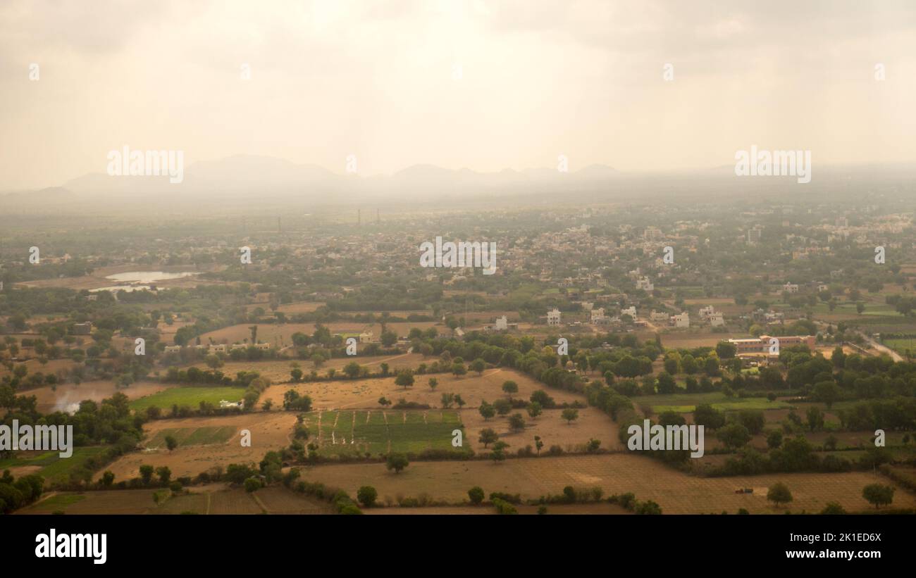 Vue aérienne sur le paysage des fermes de ville, champs, sol depuis le sommet de la montagne en Inde. Vue de dessus de la ville rurale indienne de village. Banque D'Images