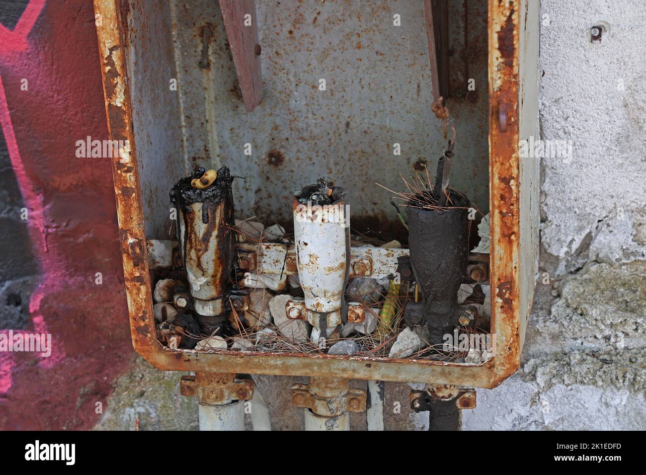 Boîtier de raccordement brûlé avec des restes de câble. Banque D'Images