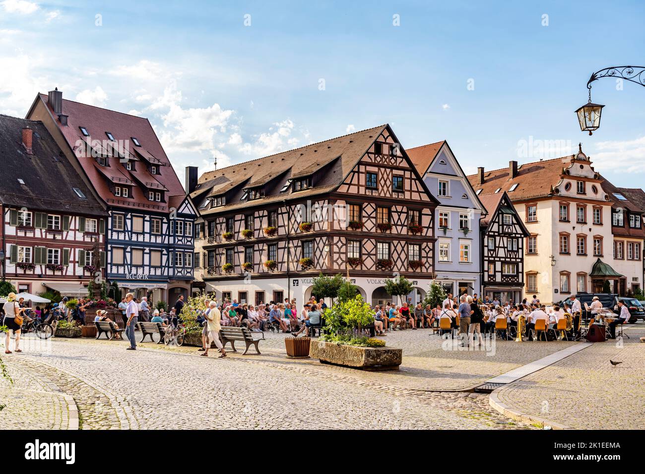 Fachwerkhäuser auf dem Marktplatz in der Altstadt von Gengenbach, Schwarzwald, Bade-Wurtemberg, Allemagne | maisons à colombages sur le marché Banque D'Images