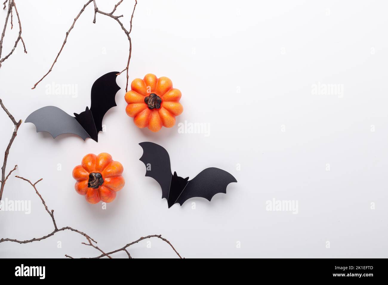 Carte de vœux pour Halloween. Chauves-souris et citrouilles en papier noir sur fond blanc. Vue de dessus, espace de copie Banque D'Images