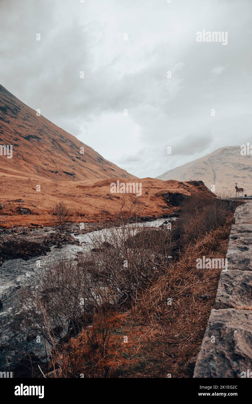 une photo verticale d'un chemin sur les highlands écossais Banque D'Images