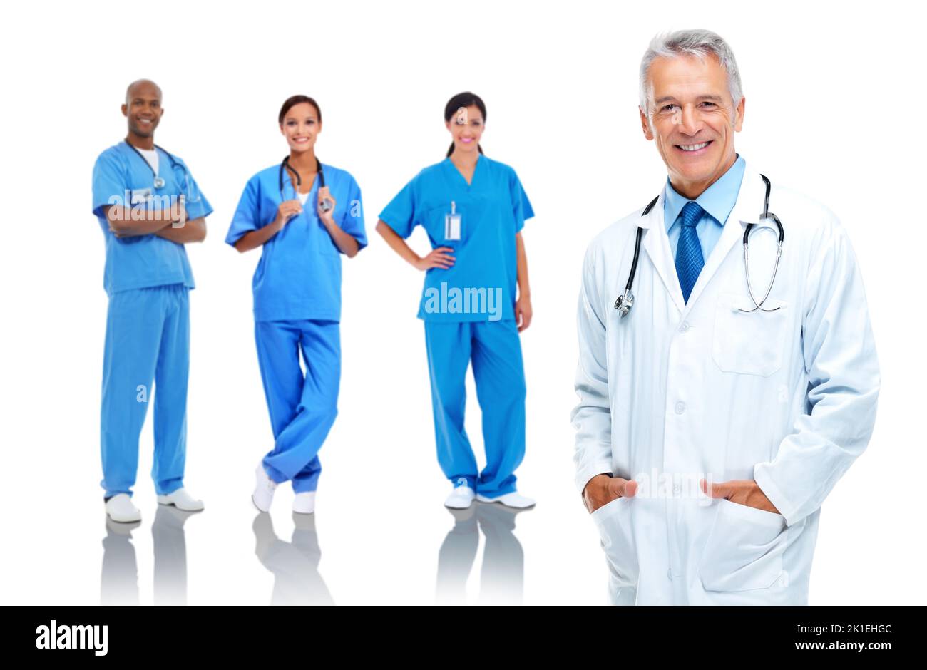 Le meilleur en médecine. Photo studio d'un médecin senior avec trois infirmières debout derrière lui Banque D'Images