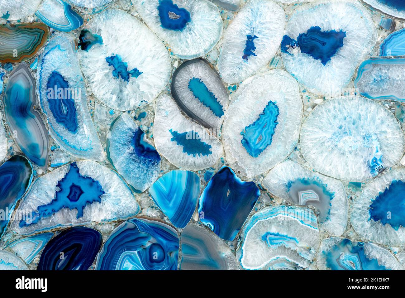 Échantillon de mosaïque bleue fait de morceaux d'agate naturel recueillis en manuel. Matériau pour une décoration intérieure et extérieure unique. Exclusif Banque D'Images