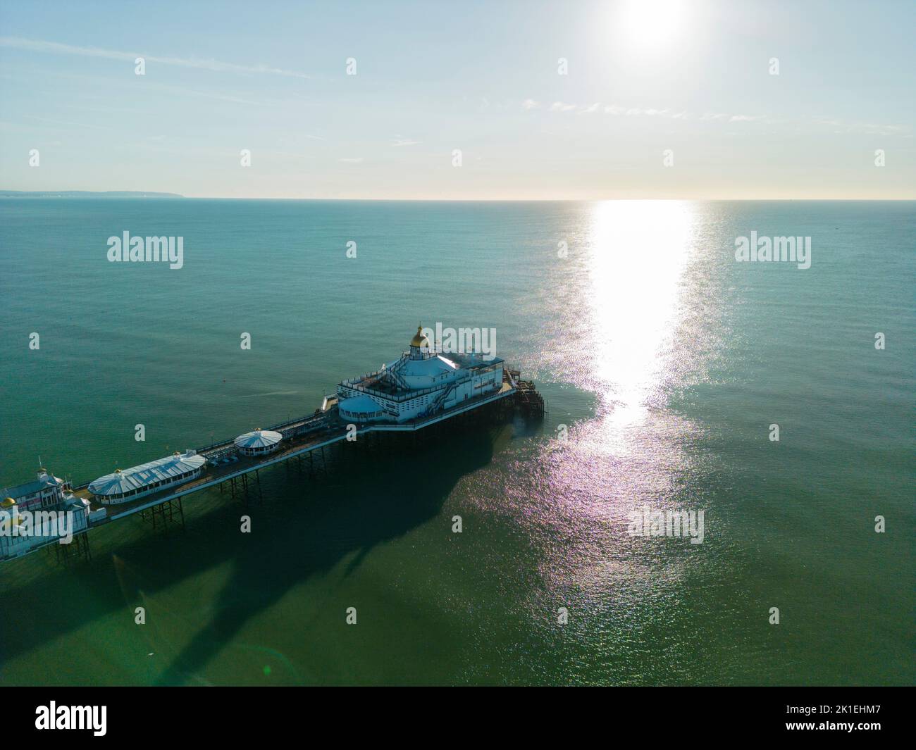 Eastbourne Pier a ouvert en 1872 et est un lieu de cinéma et de télévision recherché Banque D'Images