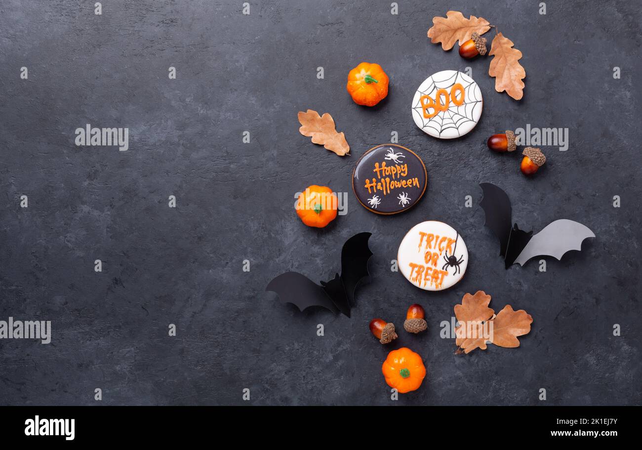 Ensemble de biscuits au pain d'épice d'Halloween sur fond de pierre sombre. Petits gâteaux faits maison pour Halloween. Bannière horizontale avec espace de copie Banque D'Images