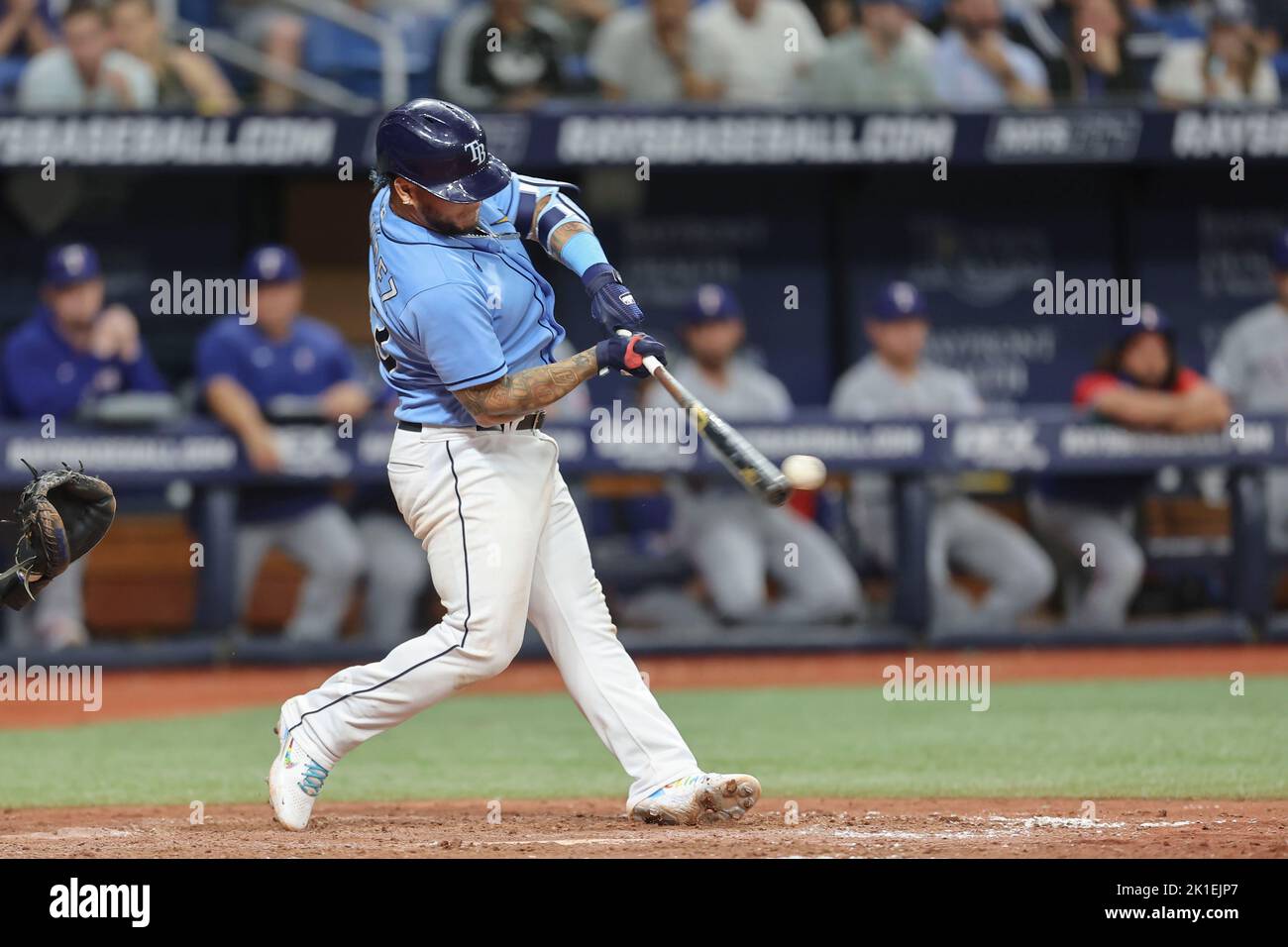 Saint-Pétersbourg, Floride. États-Unis; Tampa Bay Rays désigné hitter Harold Ramirez (43) frappe une balle brusquement à la troisième mais est lancé d'abord dans le fond o Banque D'Images
