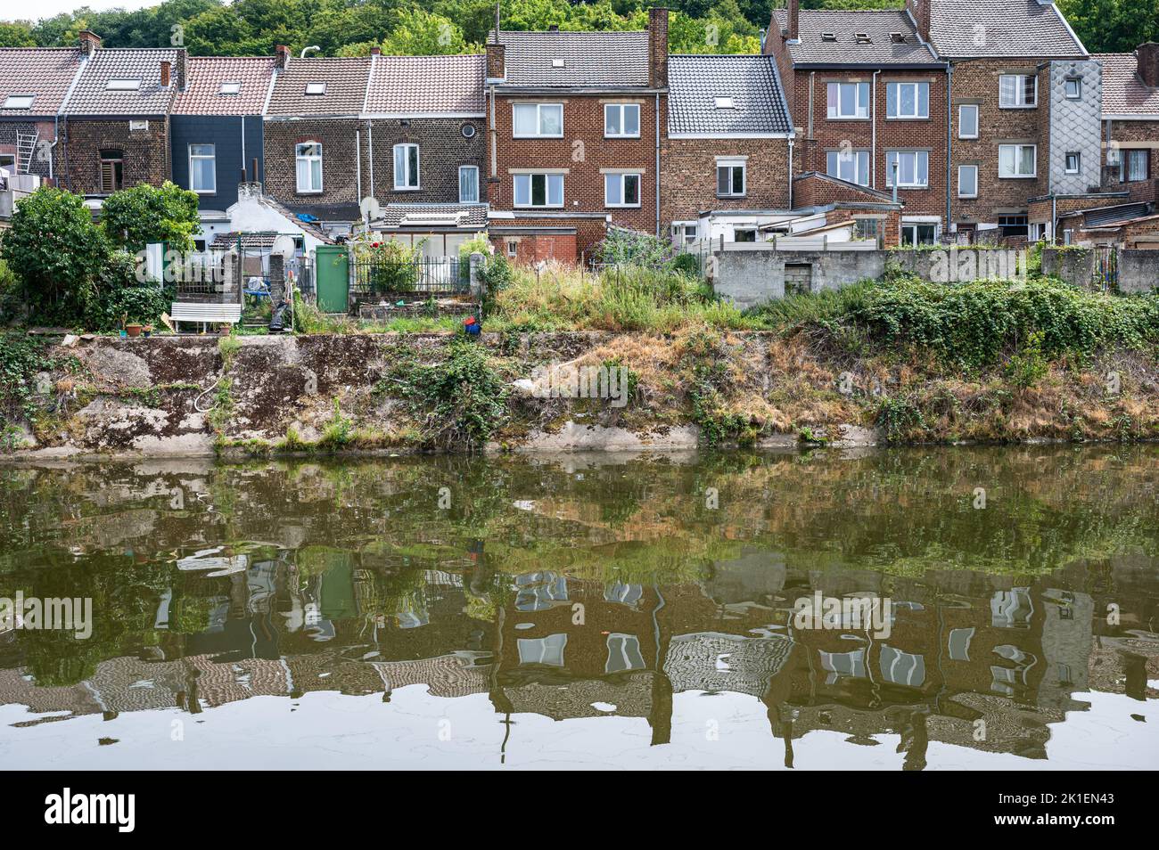 Farciennes, région de Wallon, Belgique, 07 30 2022 - Maisons de la résidence qui se reflètent sur les rives de la Sambre Banque D'Images