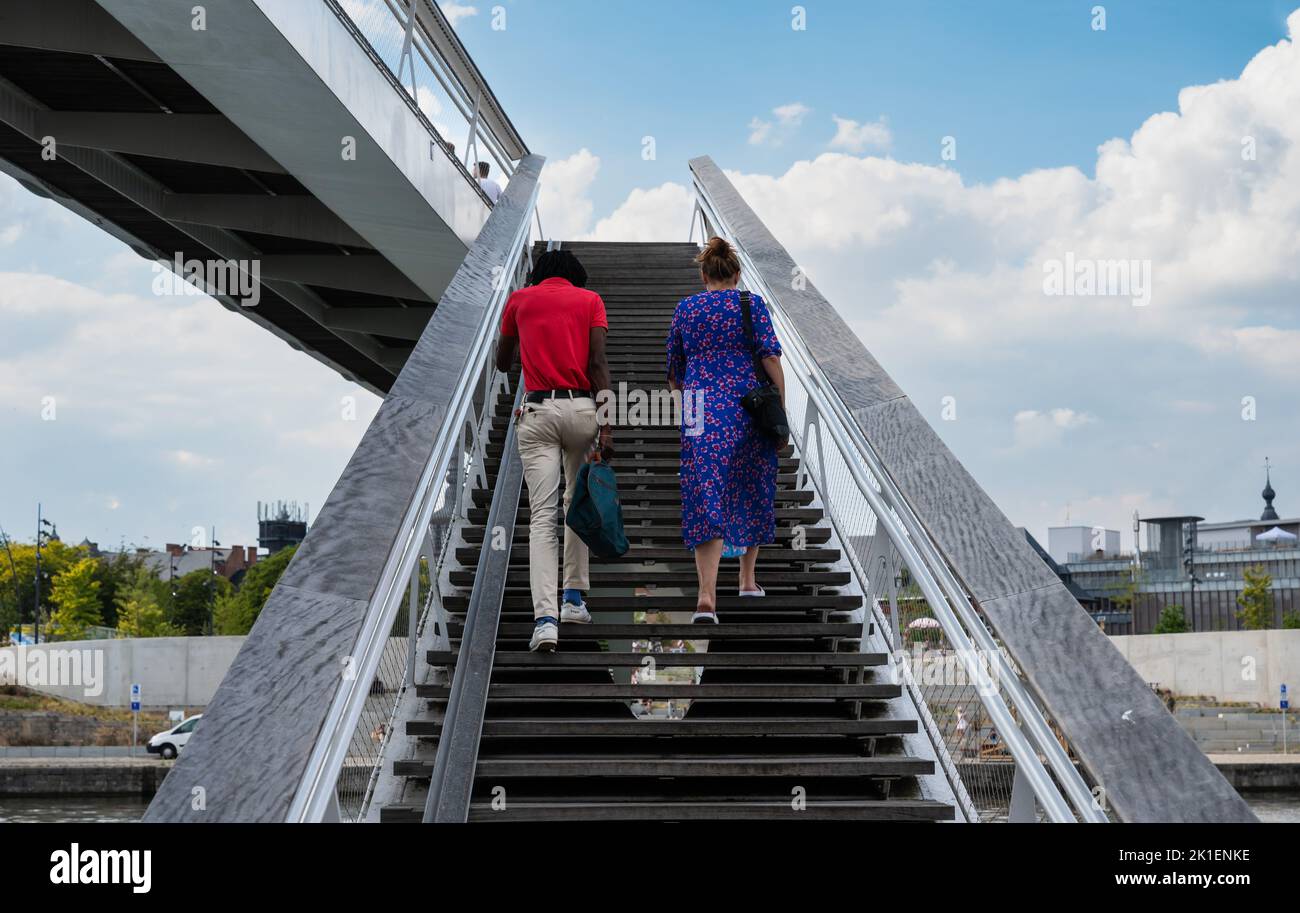 Namur, région de Wallon, Belgique, 07 28 2022 - élève noir et blanc marchant dans les escaliers du pont piétonnier Banque D'Images