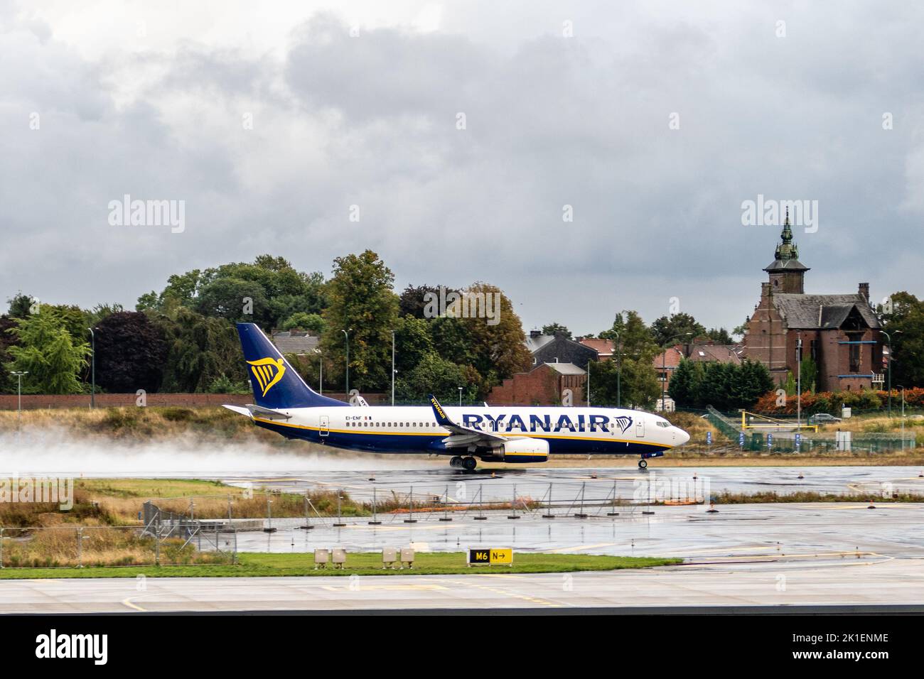 Charleroi, Belgique, 17 septembre 2022, avion de la compagnie Ryanair prenant la pluie à l'aéroport de Bruxelles Sud Banque D'Images