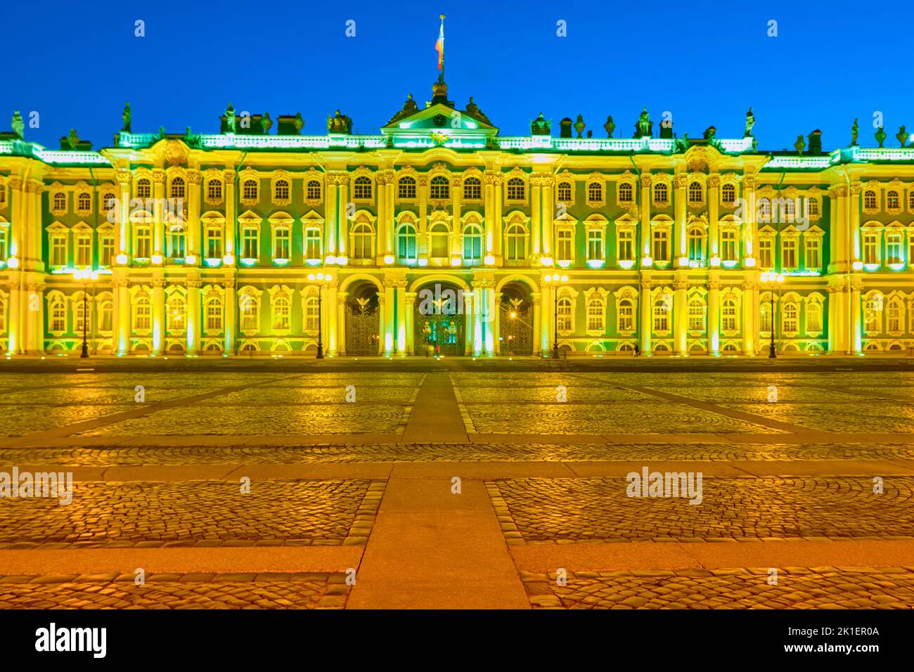 Place du Palais et Palais d'hiver pendant la nuit blanche. Banque D'Images