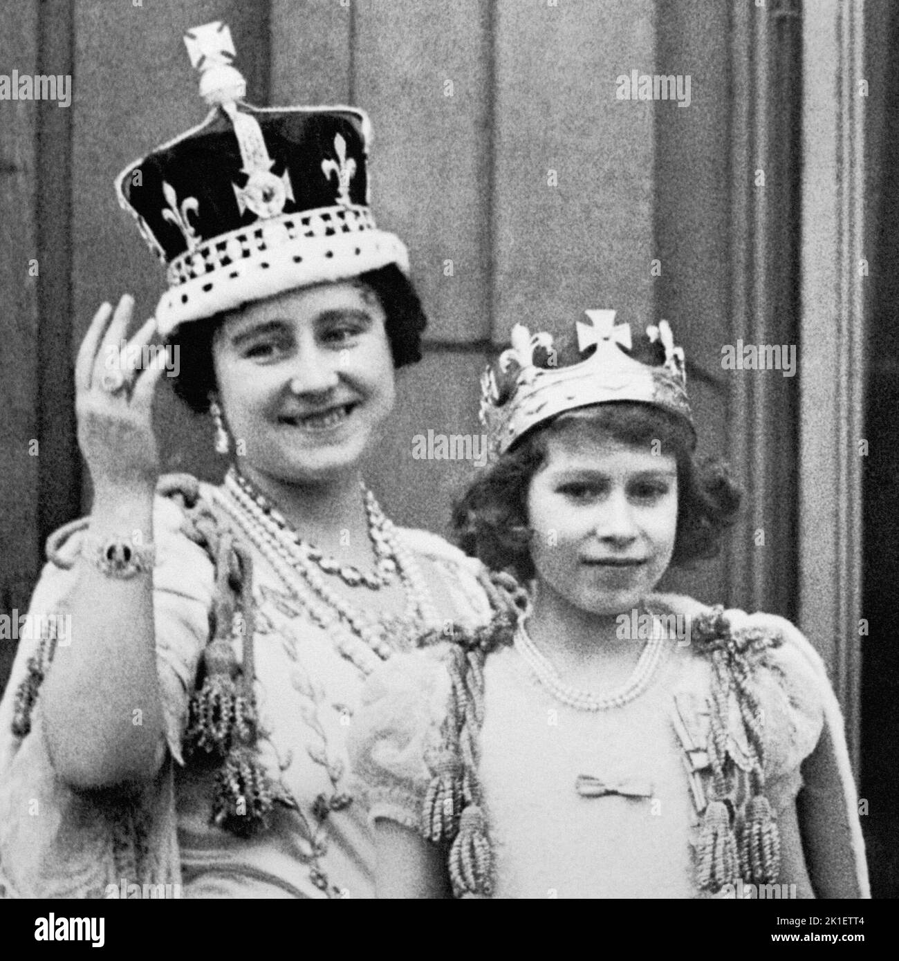 Photo du dossier datée du 12/05/1937 de la reine Elizabeth (la reine mère) avec sa fille aînée la princesse Elizabeth (maintenant la reine Elizabeth II) sur le balcon du palais de Buckingham, après le couronnement du roi George VI Date de publication: Dimanche 18 septembre 2022.. Le crédit photo devrait indiquer : PA Wire Banque D'Images