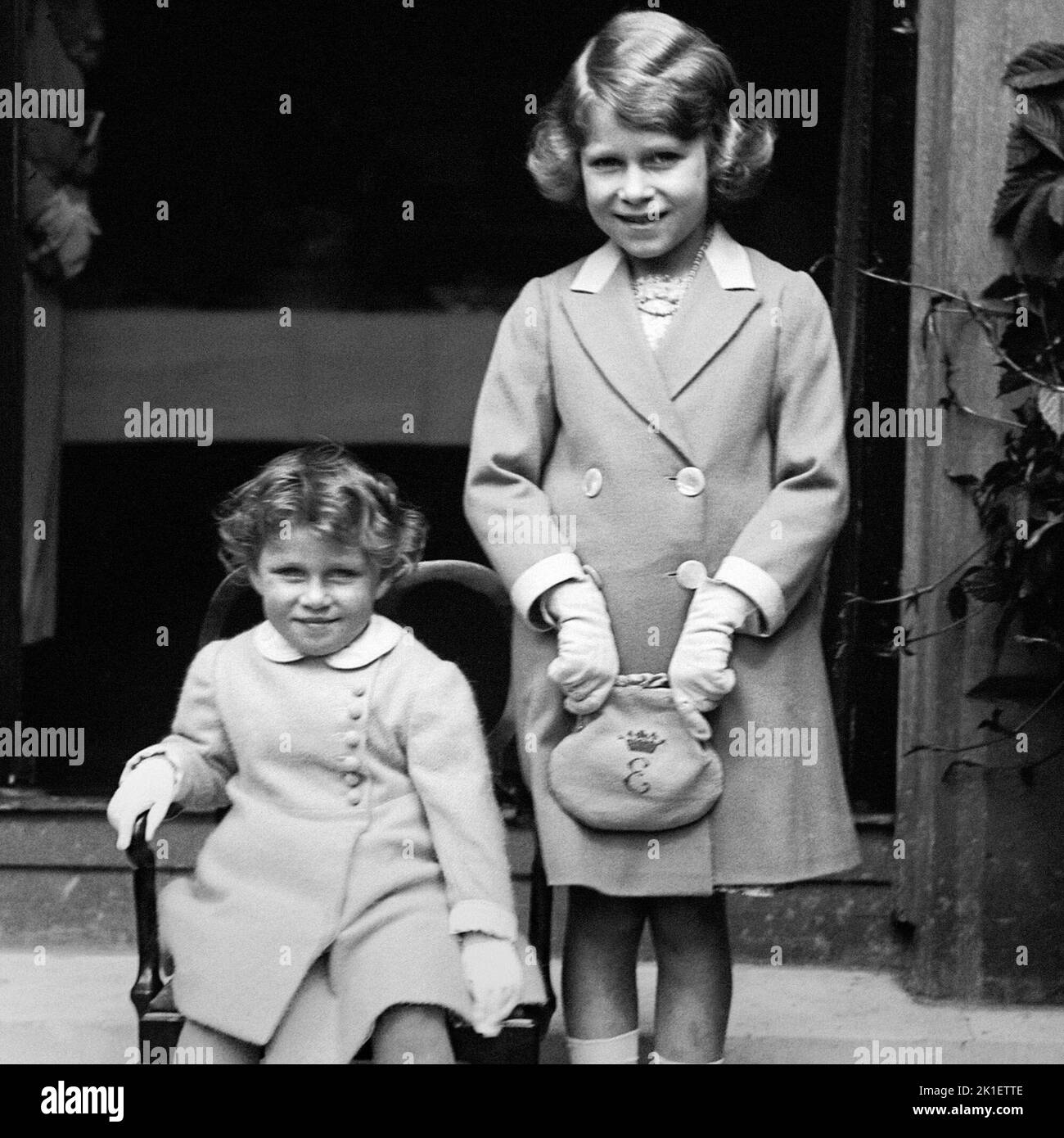 Photo du dossier datée du 01/01/1933, de la princesse Margaret (assise), deux ans, avec sa sœur, la princesse Elizabeth (aujourd'hui la reine Elizabeth II). Date de publication: Dimanche 18 septembre 2022.. Le crédit photo devrait indiquer : PA Wire Banque D'Images