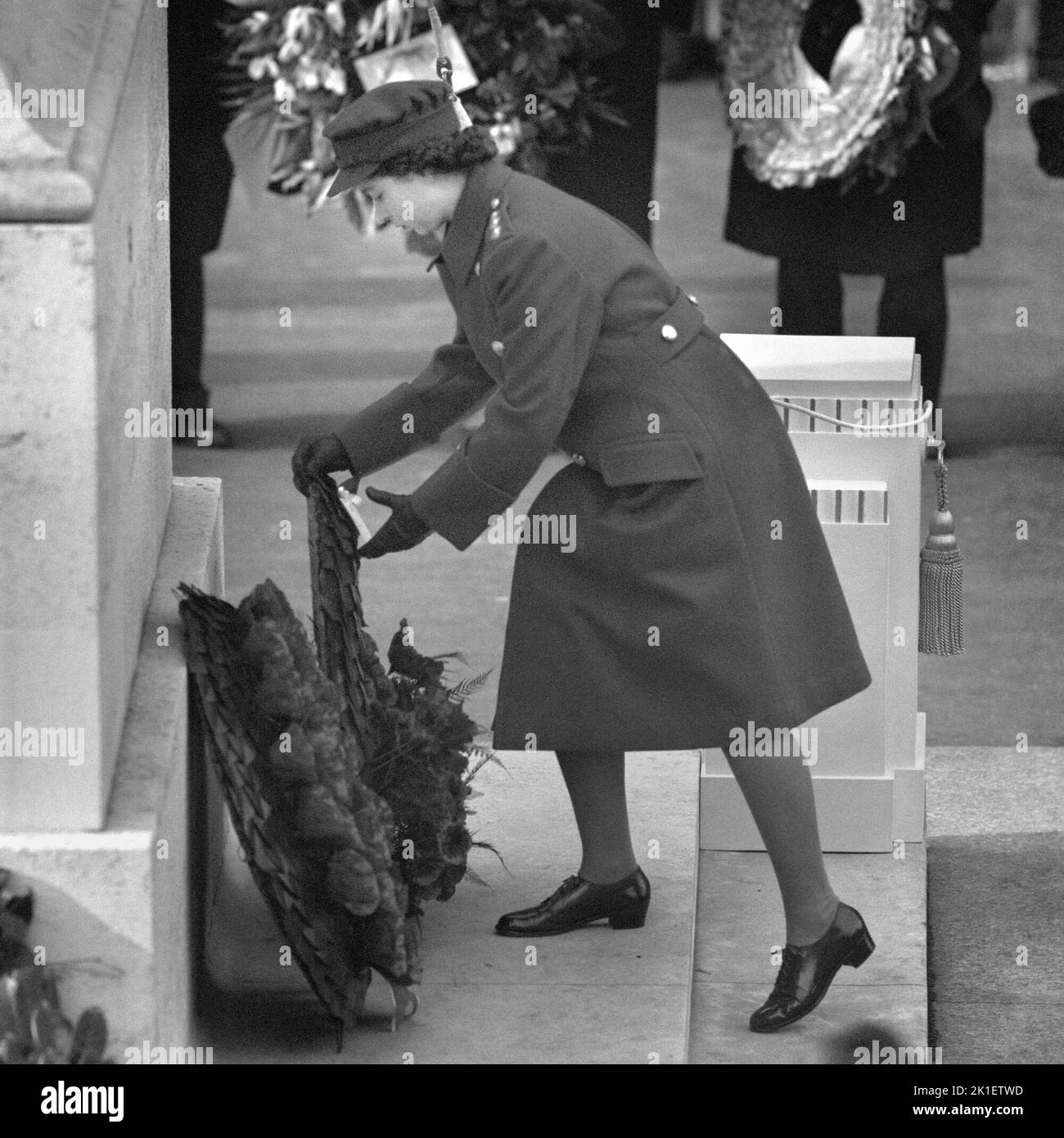 Photo du dossier datée du 10/11/1946 de la princesse Elizabeth (maintenant la reine Elizabeth II), portant une couronne au Cenotaph le dimanche du souvenir. Date de publication: Dimanche 18 septembre 2022.. Le crédit photo devrait indiquer : PA Wire Banque D'Images