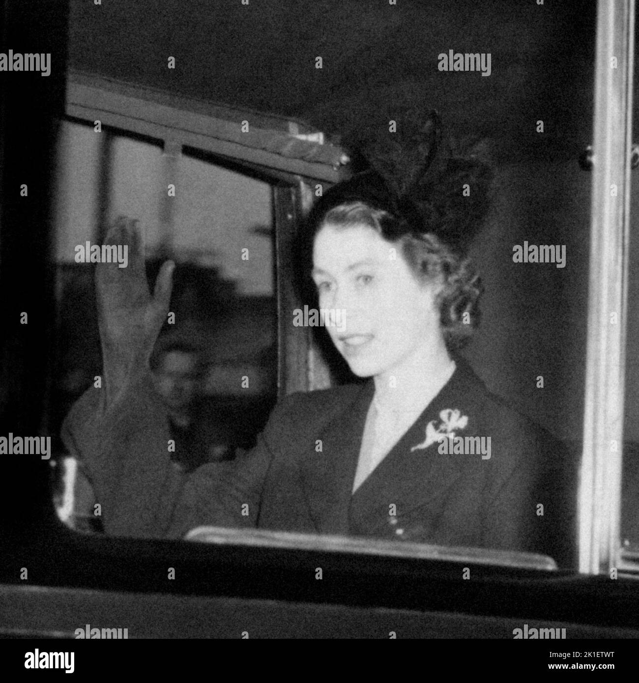 Photo du dossier datée du 07/02/52 de la reine Elizabeth II, tenue de deuil noire, agitant à son retour à Clarence House à Londres le lendemain de son entrée en reine. Date de publication: Dimanche 18 septembre 2022.. Le crédit photo devrait indiquer : PA Wire Banque D'Images