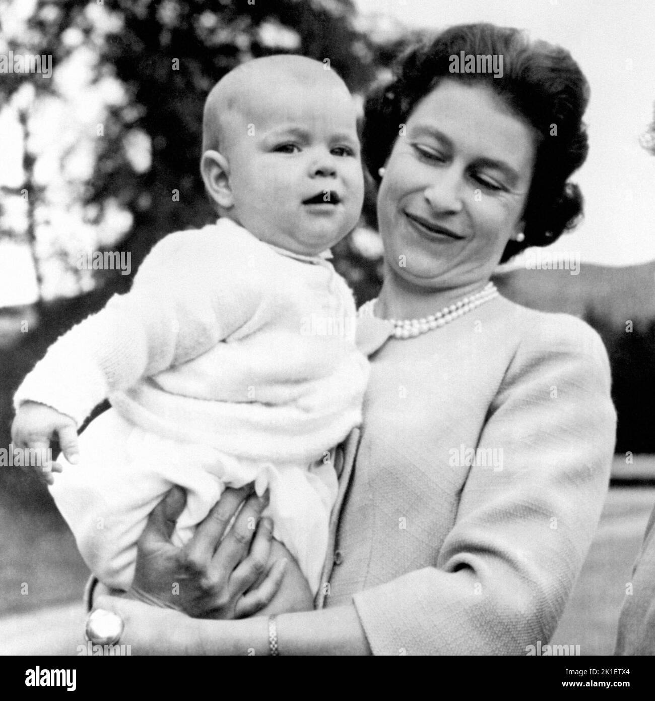 Photo du dossier datée du 08/11/60 de la reine Elizabeth II tenant le prince Andrew lors d'une sortie sur le terrain à Balmoral, en Écosse. Il a été le premier enfant à être né à un monarque régnant pendant 103 ans. Date de publication: Dimanche 18 septembre 2022.. Le crédit photo devrait indiquer : PA Wire Banque D'Images
