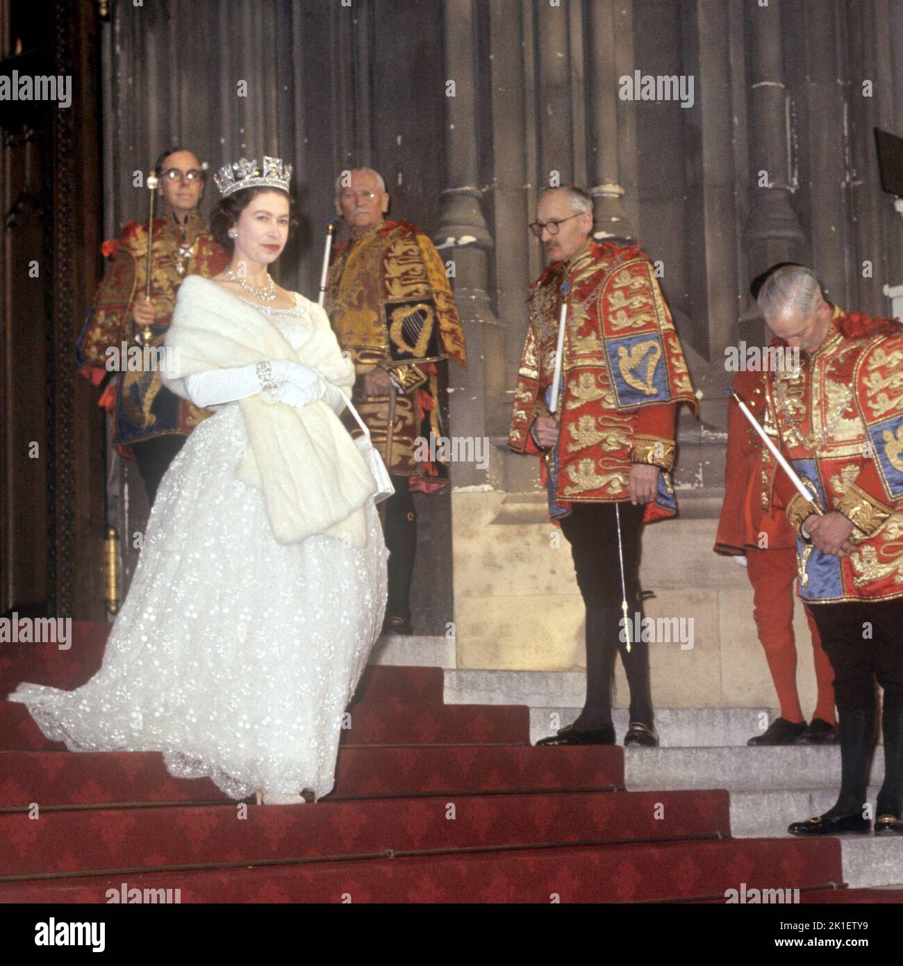 Photo du dossier datée du 03/11/1964, de la reine Elizabeth II qui part après l'ouverture d'État du Parlement. Date de publication: Dimanche 18 septembre 2022.. Le crédit photo devrait indiquer : PA Wire Banque D'Images