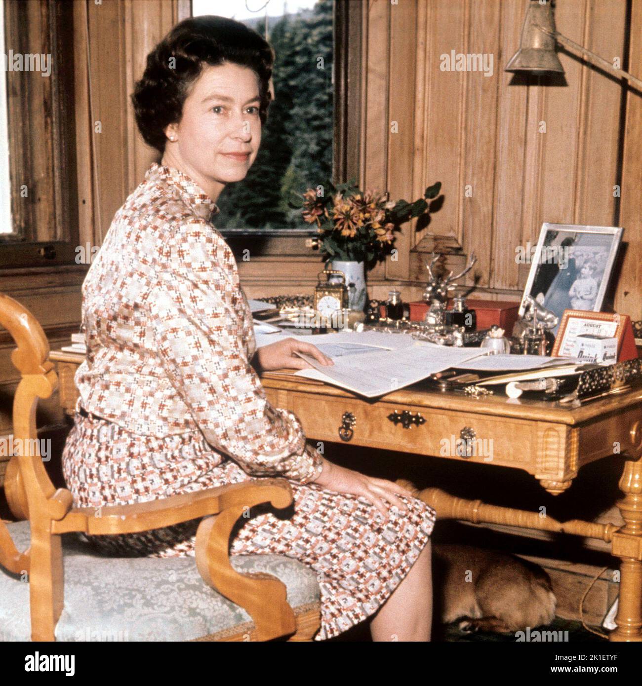 Photo du dossier datée du 01/09/72 de la reine Elizabeth II dans son étude à Balmoral, l'année de son anniversaire de mariage d'argent. Date de publication: Dimanche 18 septembre 2022.. Le crédit photo devrait indiquer : PA Wire Banque D'Images