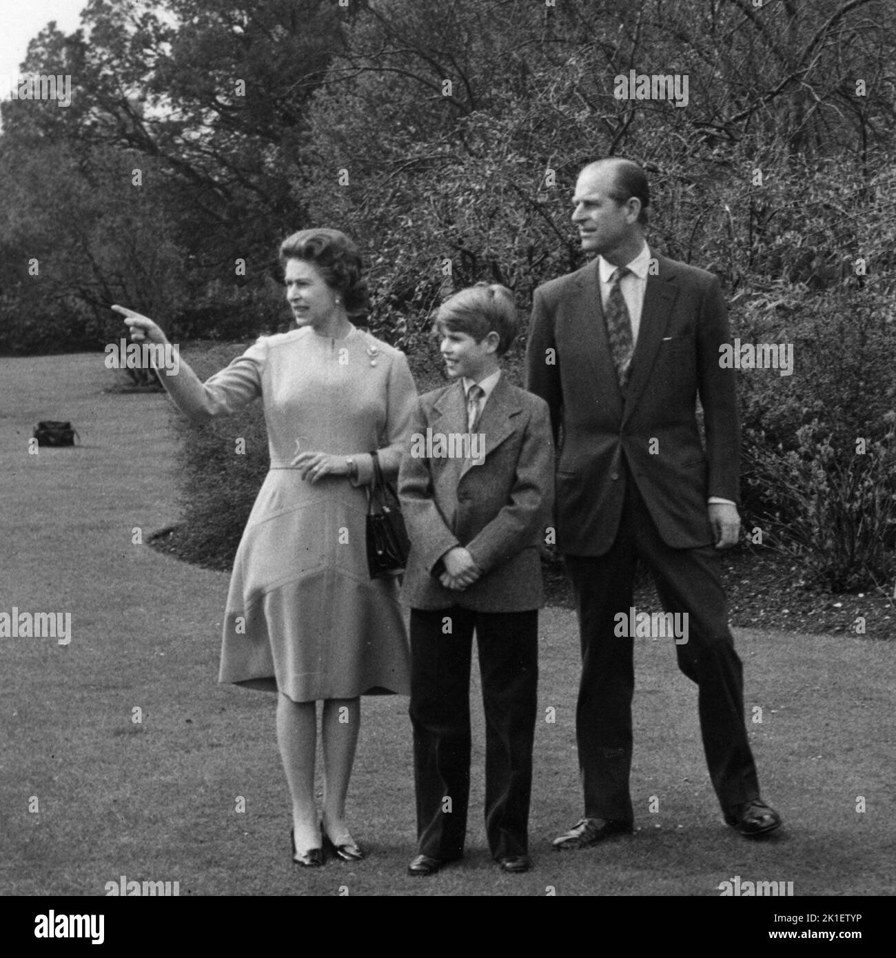 Photo du dossier datée du 21/04/1976 de la reine Elizabeth II à l'occasion de son anniversaire de 50th avec le prince Philip et leur plus jeune fils Prince Edward, 12, dans le parc du château de Windsor. Date de publication: Dimanche 18 septembre 2022.. Le crédit photo devrait indiquer : PA Wire Banque D'Images