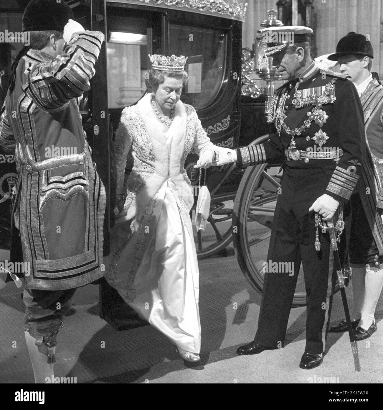 Photo du dossier datée du 22/11/1988 du duc d'Édimbourg qui aide la reine Elizabeth II à prendre la sortie du nouvel entraîneur d'État de l'Australie £120 000, le cadeau bicentenaire de l'Australie, au Parlement lorsqu'ils arrivent pour l'ouverture de l'État. Date de publication: Dimanche 18 septembre 2022.. Le crédit photo devrait se lire comme suit : David Jones/PA Wire Banque D'Images