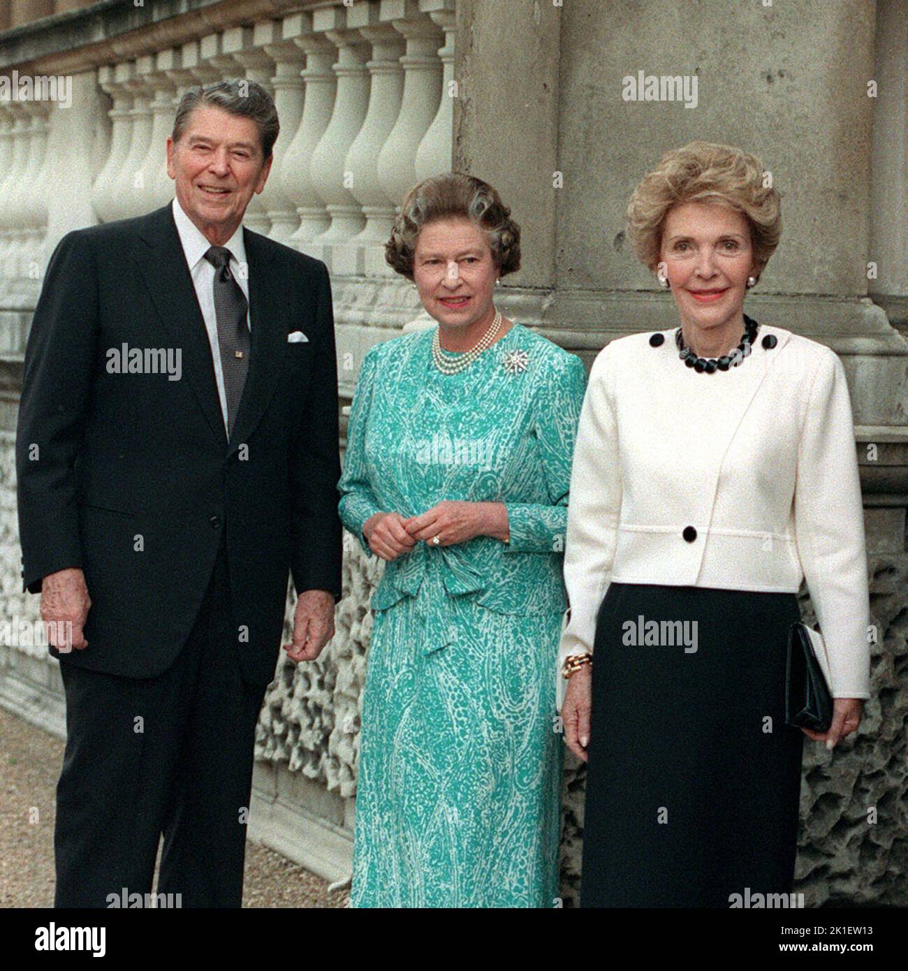 Photo du dossier datée du 14/06/89 de la reine Elizabeth II (au centre) avec le président américain Ronald Reagan et sa femme Nancy au palais de Buckingham à Londres. Date de publication: Dimanche 18 septembre 2022.. Le crédit photo devrait indiquer : PA Wire Banque D'Images